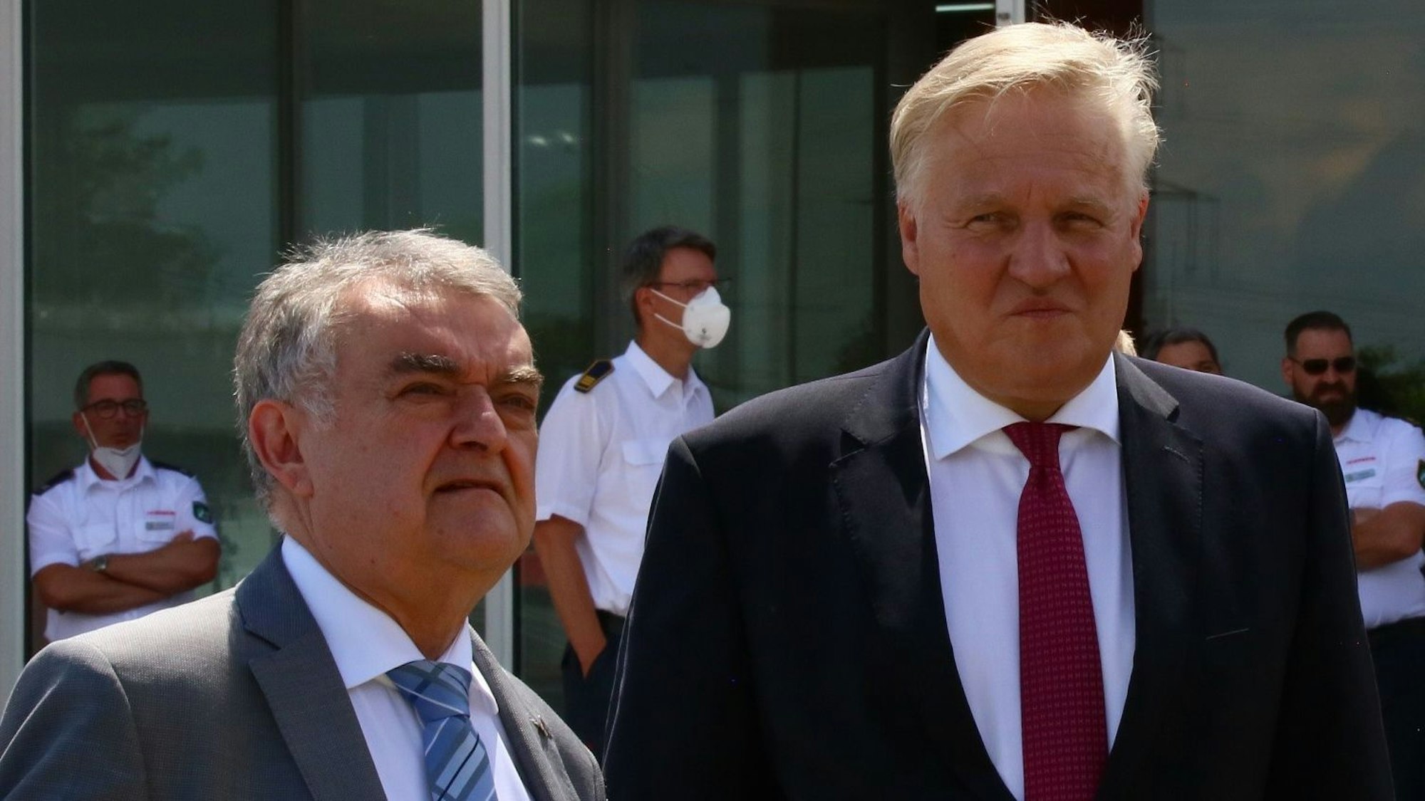 Das Bild zeigt rechts Landrat Wolfgang Spelthahn (r.), links NRW-Innenminister Herbert Reul bei dessen Besuch 2021 im Kreis Düren.