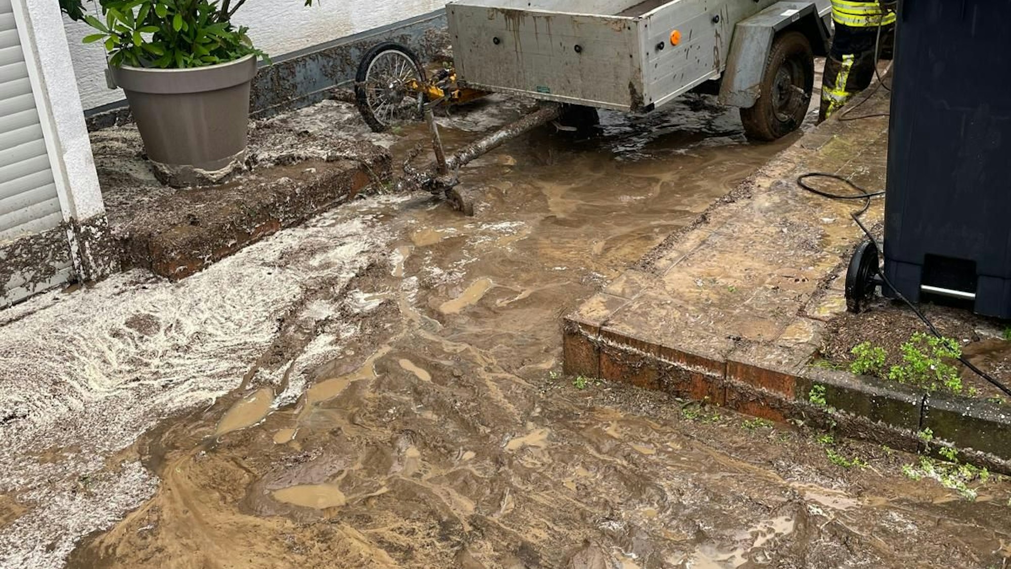 Das Foto zeigt eine mit Schlamm bedeckte Straße.
