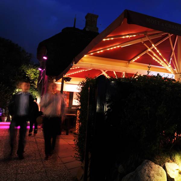 Die Terrasse des Club Pony in Kampen (Sylt). Hier grölten Partygäste rechtsextreme Parolen, doch das ist kein Einzelfall, wie neue Berichte zeigen. (Archivbild)