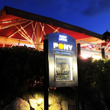 Die Terrasse des Club Pony in Kampen (Sylt). Hier grölten Partygäste rechtsextreme Parolen, doch das ist kein Einzelfall, wie neue Berichte zeigen. (Archivbild)