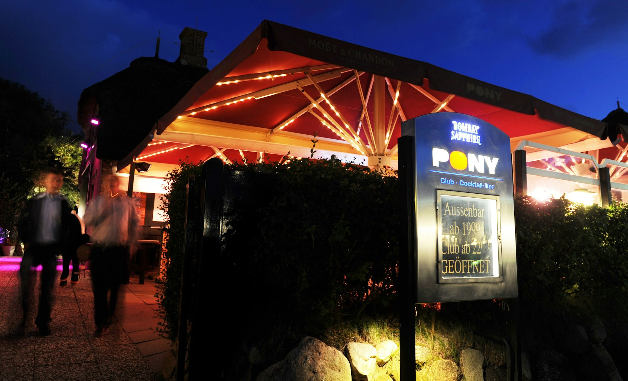 Die Terrasse des Club Pony in Kampen (Sylt). Hier grölten Partygäste rechtsextreme Parolen, doch das ist kein Einzelfall, wie neue Berichte zeigen. (Archivbild)