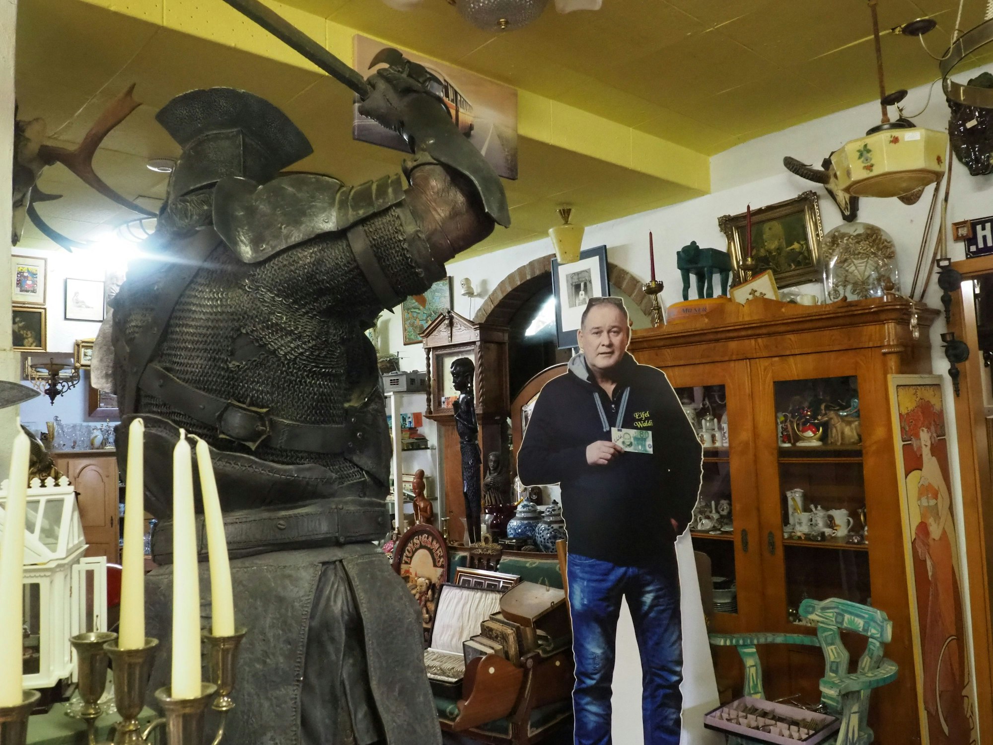 Ein Ritter scheint mit einem Schwert auf Waldi Lehnertz loszugehen.