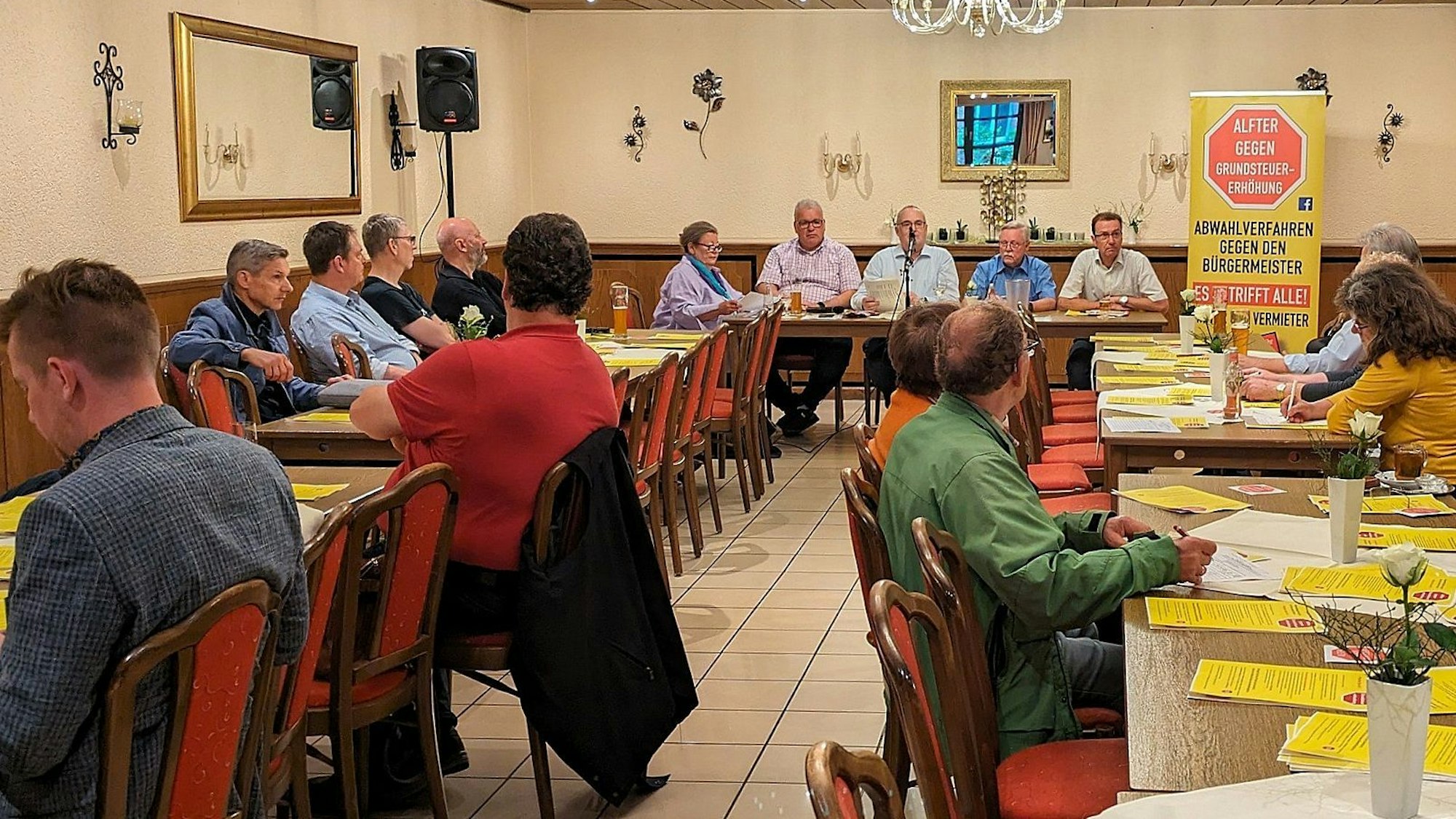 Bei einem Infoabend im Witterschlicker Lokal "Lambertushof" gab die Bürgerinitiative "Alfter gegen Grundsteuererhöhung" um ihren Sprecher Gregor Andreas Geiger (vorne 3. von links) den Startschuss für das Abwahlverfahren gegen Bürgermeister Schumacher 2.0.