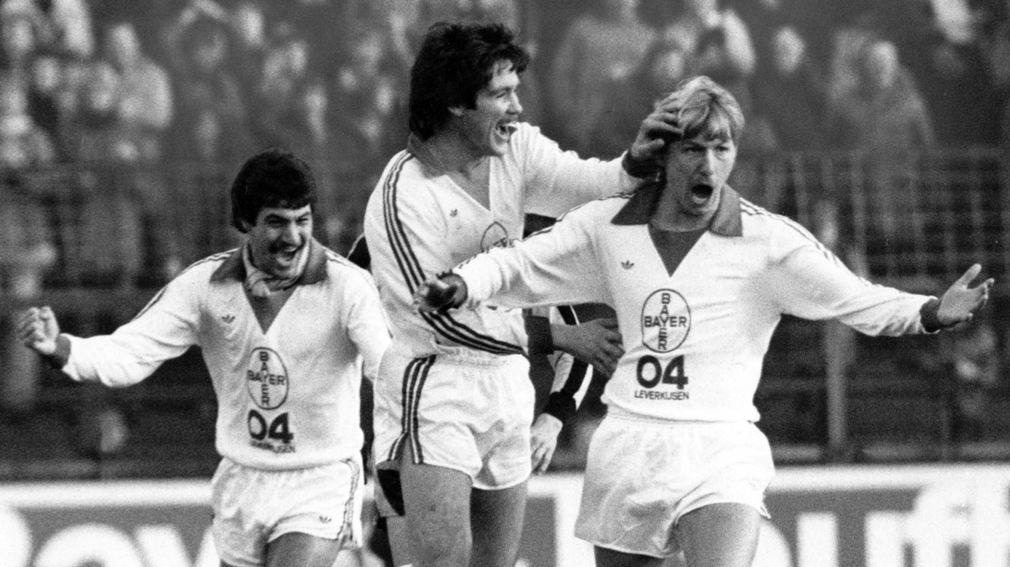 Das Bild von 1978 zeigt Fußballer Matthias Brücken beim Torjubel.