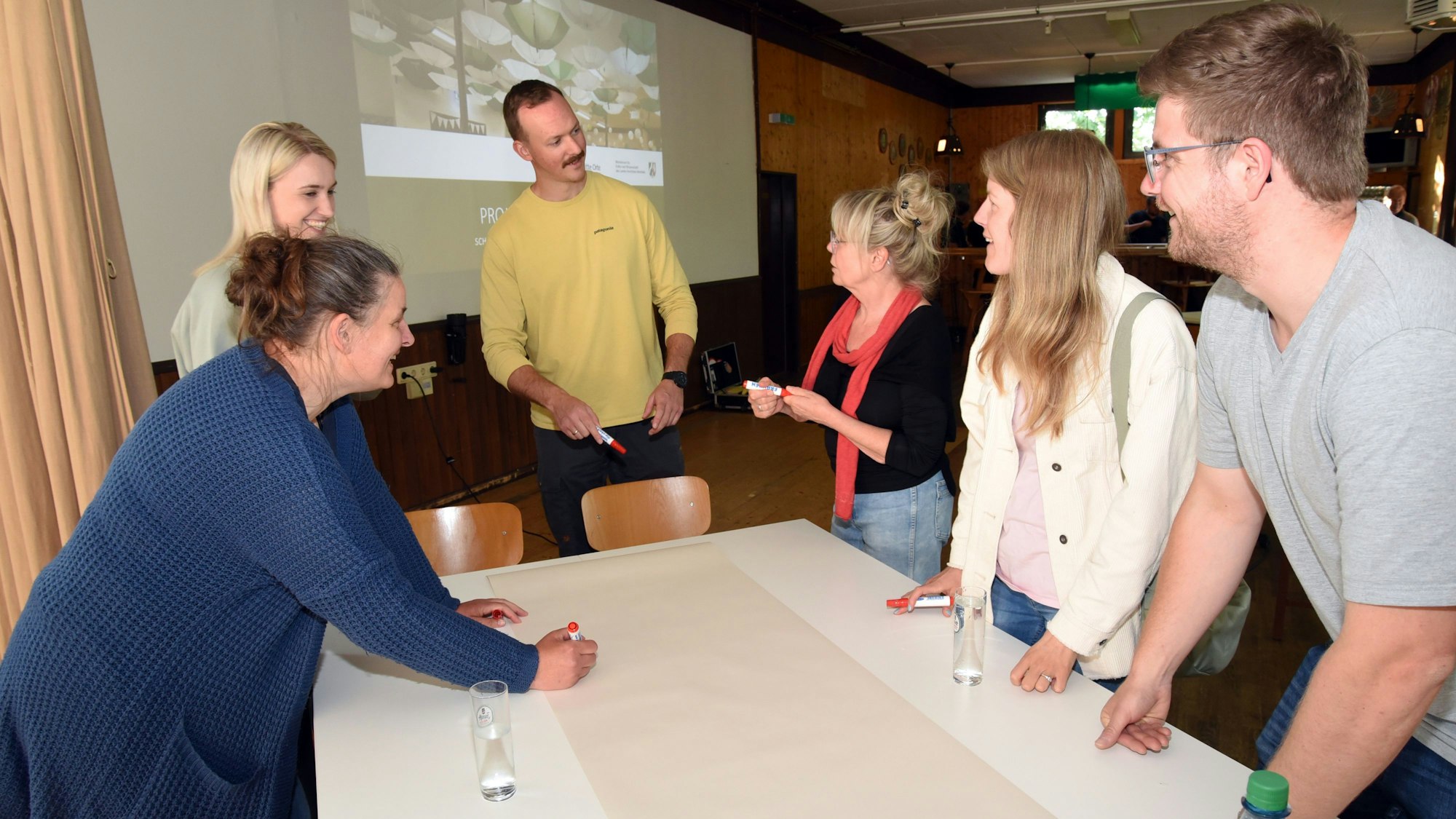 Teilmehmerinnen und Teilnehmer der Ideenwerkstatt im Schützenhaus in Hülsenbusch.