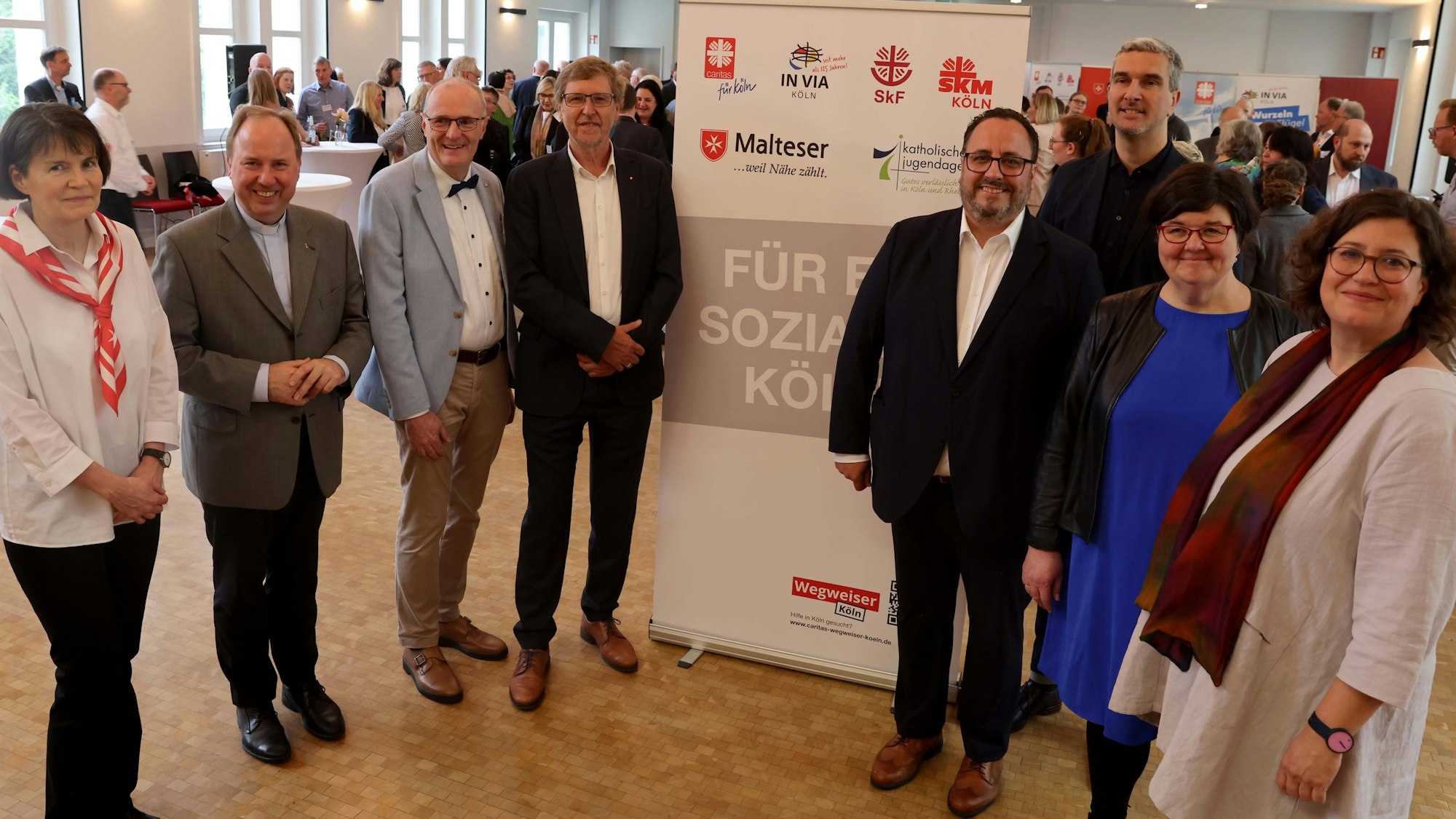 Die Vertreter der Fachverbände Andrea Ferger-Heiter (Malteser), Caritas Vorstandssprecher Peter Krücker, Bernd Rustemeyer (KJA), Markus Peters (SKM), Ute Theisen (SKF) und Andrea Redding (In Via) (v.l.) mit Stadtdechant Robert Kleine und Bürgermeister Ralf Heinen (2.und.3.v.l.).