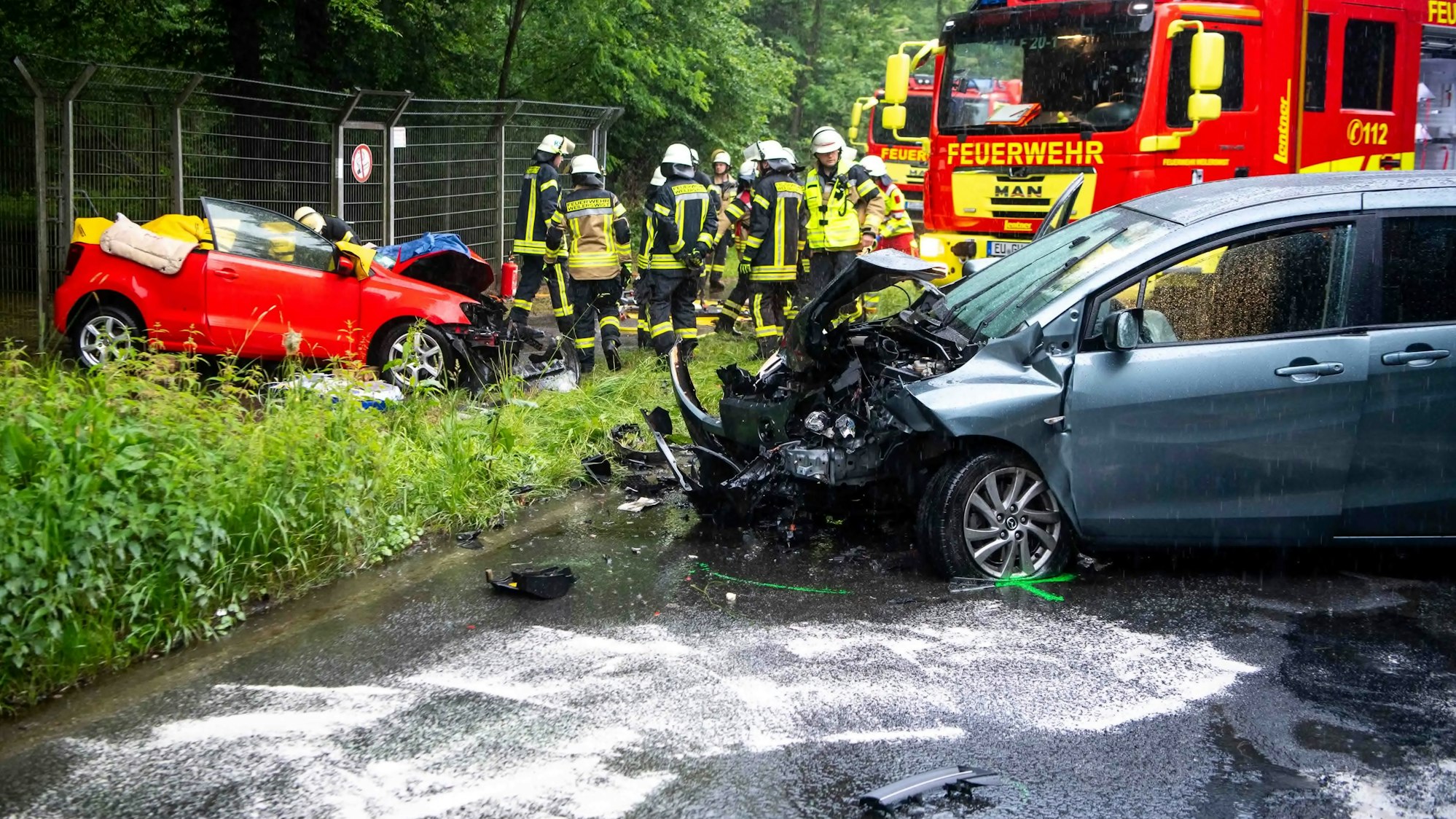 Das Bild zeigt die Szenerie des Unfalls. Beide Autos sind stark demoliert.