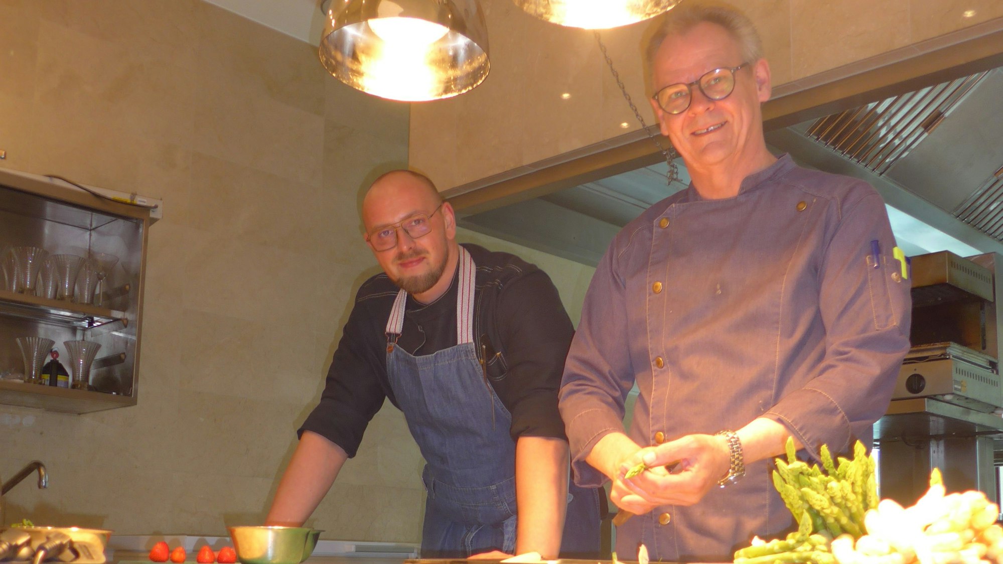 Patrick Oertel (r.) und David Guckel leiten die Küche des Restaurants Ambiente im Euskirchener Parkhotel.