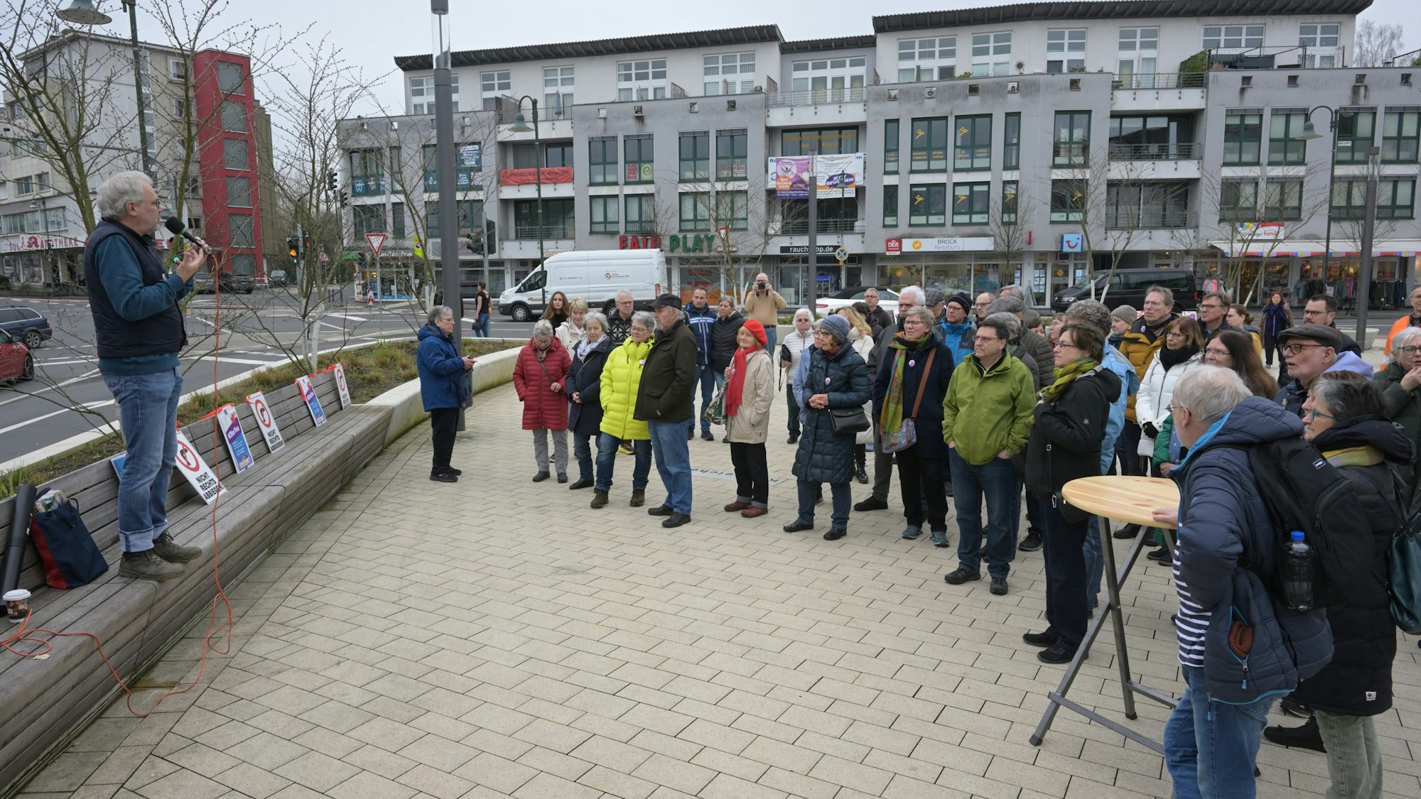 Monatliche Treffen des Bündnisses "Rösrath für Demokratie" auf dem Sülztalplatz folgten auf die große Rösrather Demonstration vom Januar.