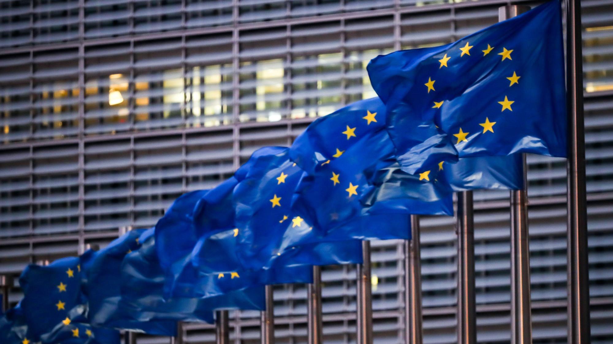 ARCHIV - 24.12.2020, Belgien, Brüssel: Europaflaggen wehen vor dem Sitz der EU-Kommission. (zu dpa: «EU-Kommission reagiert zurückhaltend auf höhere US-Zölle gegen China») Foto: Zhang Cheng/Xinhua/dpa +++ dpa-Bildfunk +++