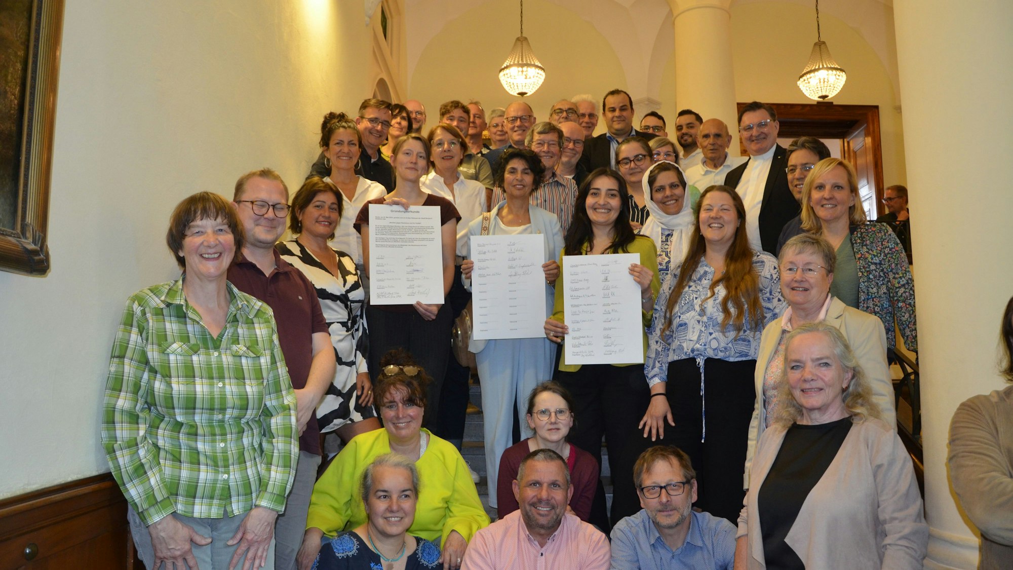 Das Foto zeigt die Gründungsmitglieder nach der Vertragsunterzeichnung.