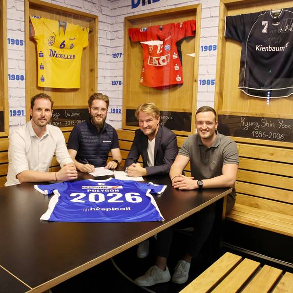 Bei der Vertragsunterzeichnung: Christoph Schindler, Florian Lister, Markus Krampe und Dennis Römer sitzen nebeneinander. Vor ihnen liegt ein VfL-Trikot mit der Nummer 2026.