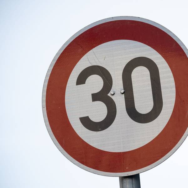 Ein Schild weist auf die Geschwindigkeitsbegrenzung von 30 Km/h hin.
