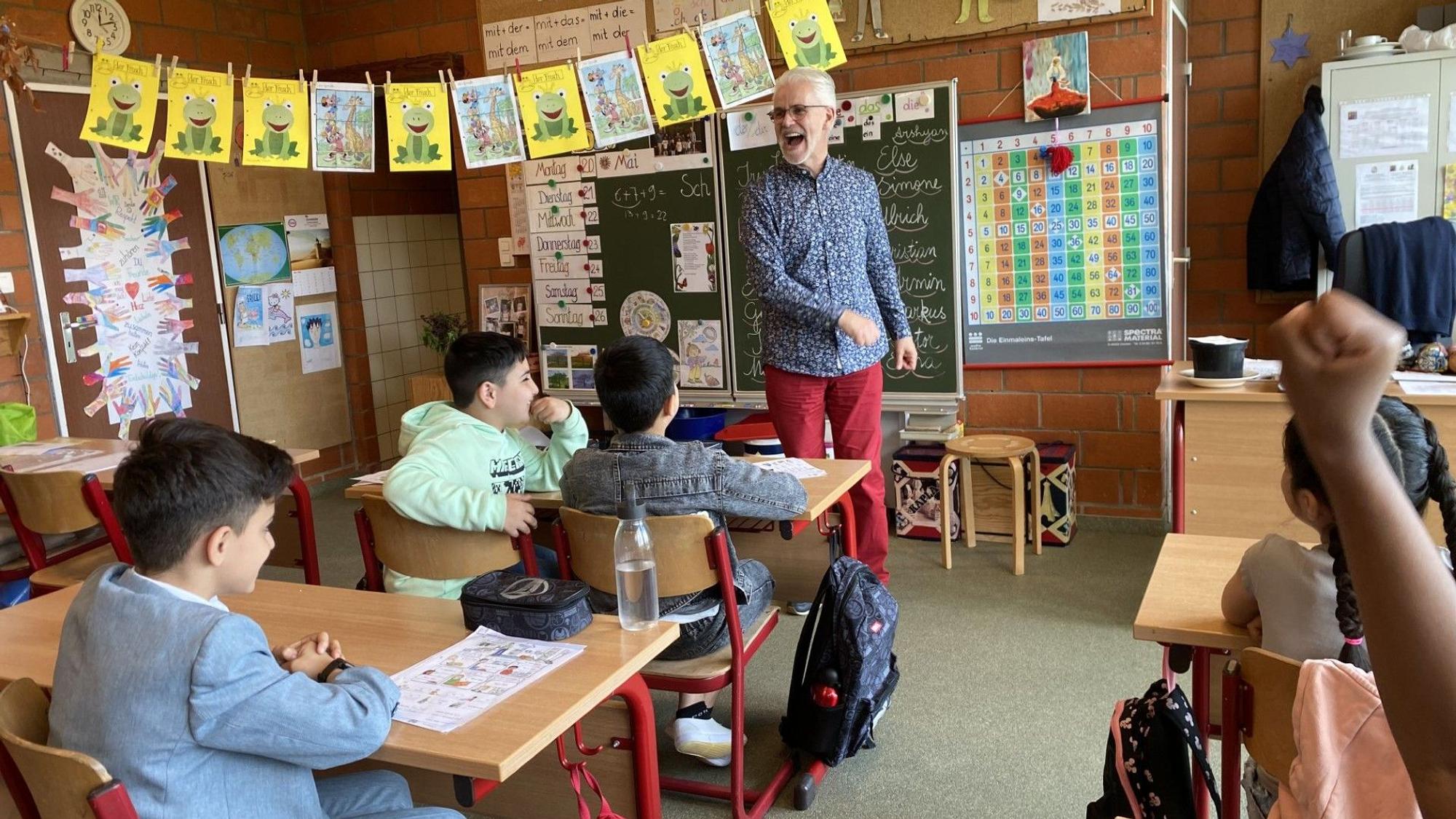 Jean-Jacques Rousseau unterrichtet in einem Klassenzimmer in Manderfeld Deutsch für Kinder von Geflüchteten an der Clara Viebig Gemeindeschule.