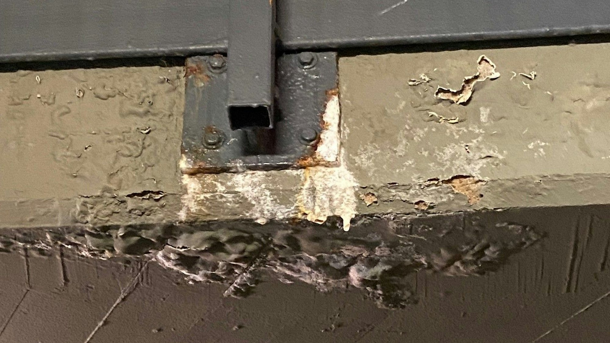 Auf dem Bild ist ein Feuchtigkeitsschaden an eine Träger zu sehen.