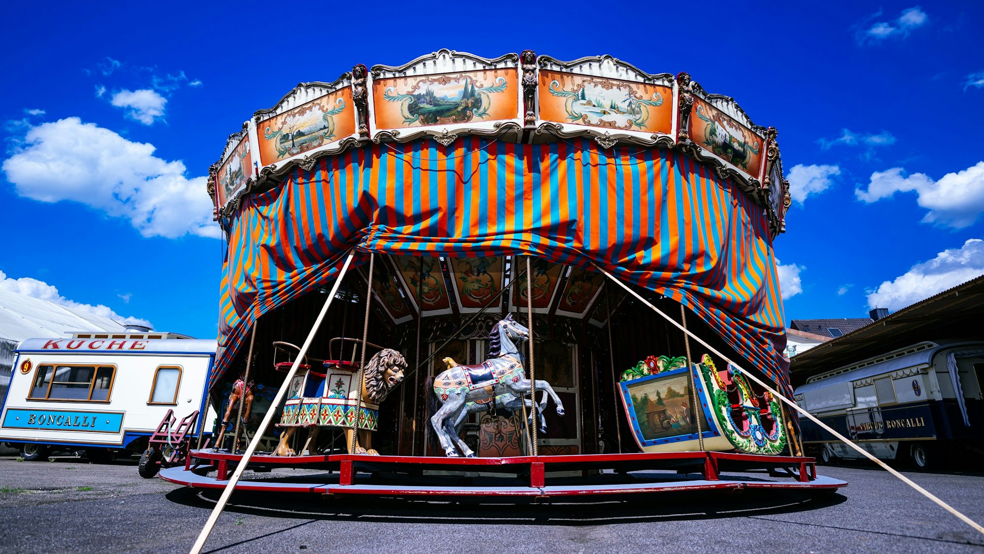 Historischer Hingucker: Das Karussell muss nach seinen Weihnachtsmarkt-Einsätzen in Hamburg vom Werkstätten-Team aufgehübscht werden.