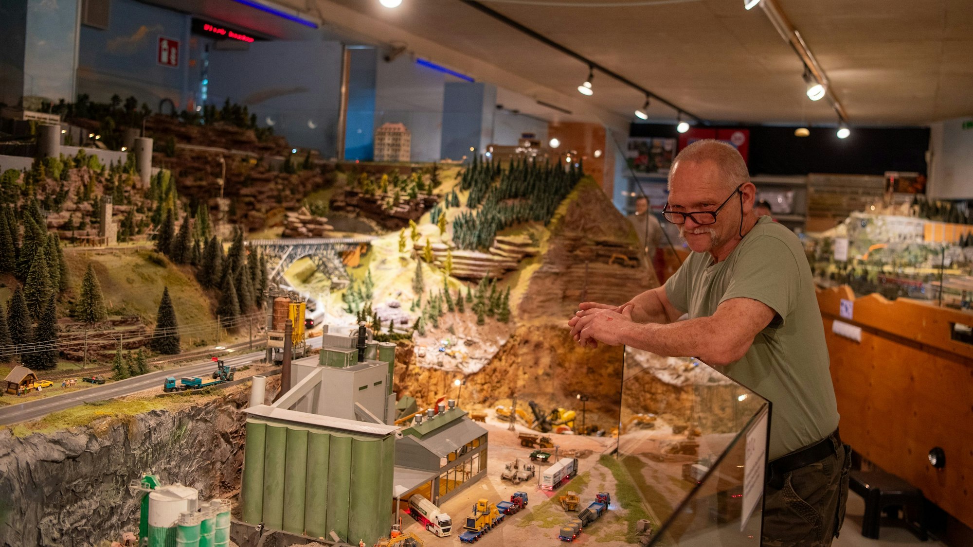 Guido Schumacher steht an seiner Modelleisenbahn im Museum Ars Tecnika.