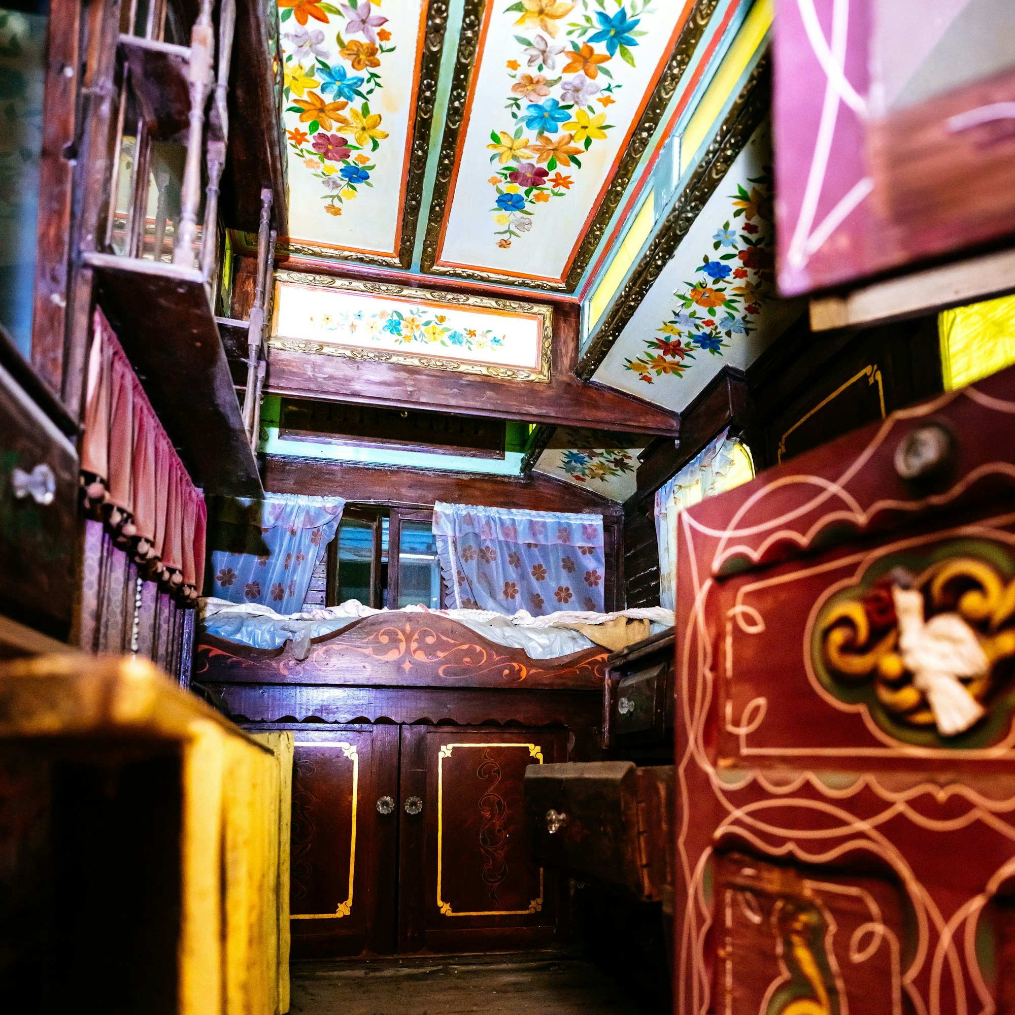 Blumig-bunt: In diesem Wagen wurde früher geschlafen und gekocht.