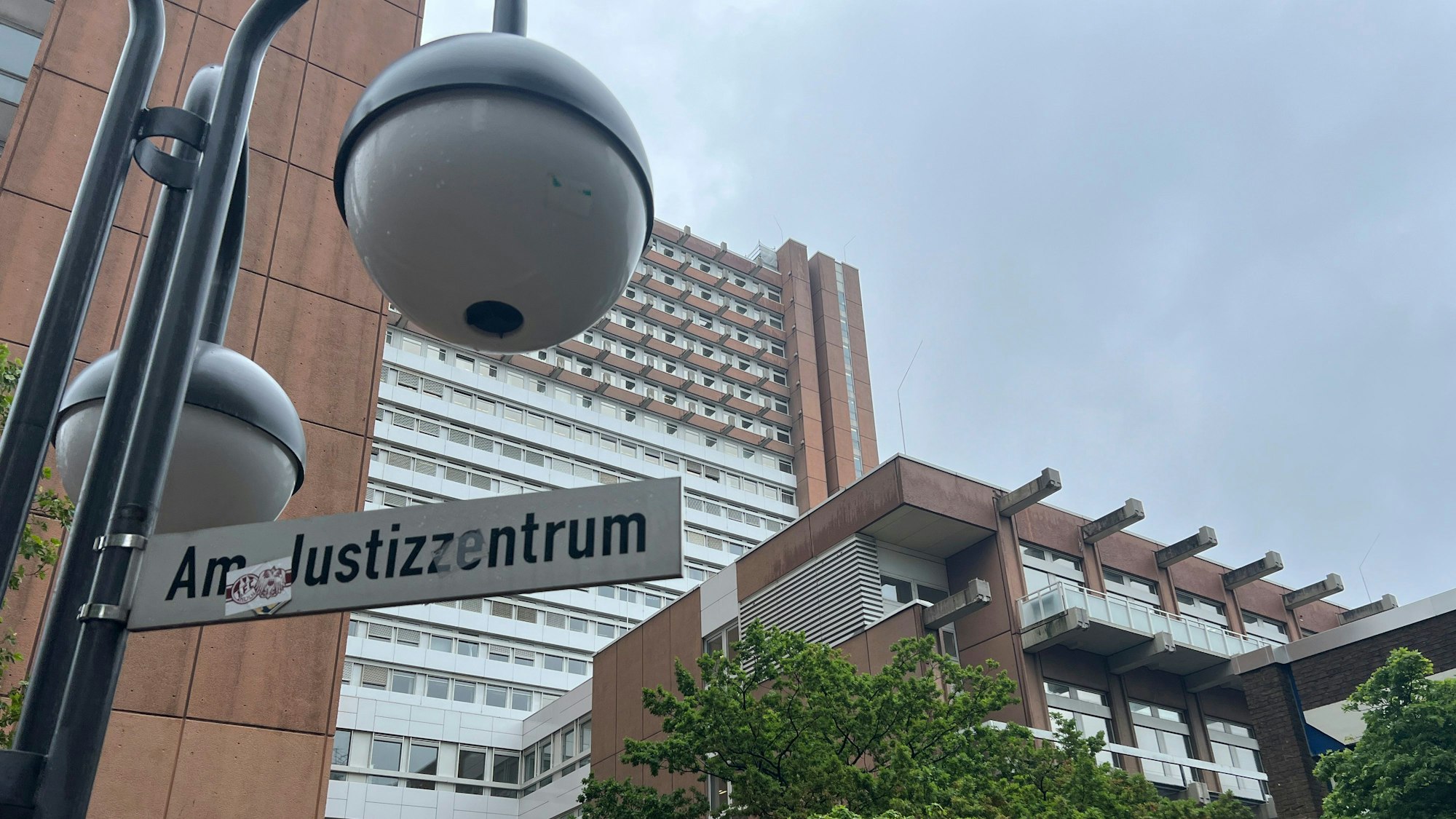 Auf dem Foto ist das Justizzentrum in Köln zu sehen.