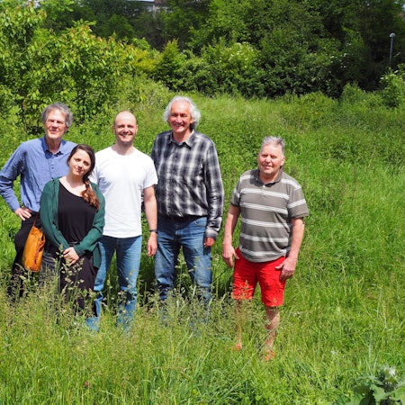 Wolfgang Kiehle, Sonja Franke, Milan Zurmühlen vom Aufsichtsrat der Mietergenossenschaft, Ralf Leppin und Georg Brombach hoffen, dass der Bau der Sozialwohnungen 2025 starten kann.