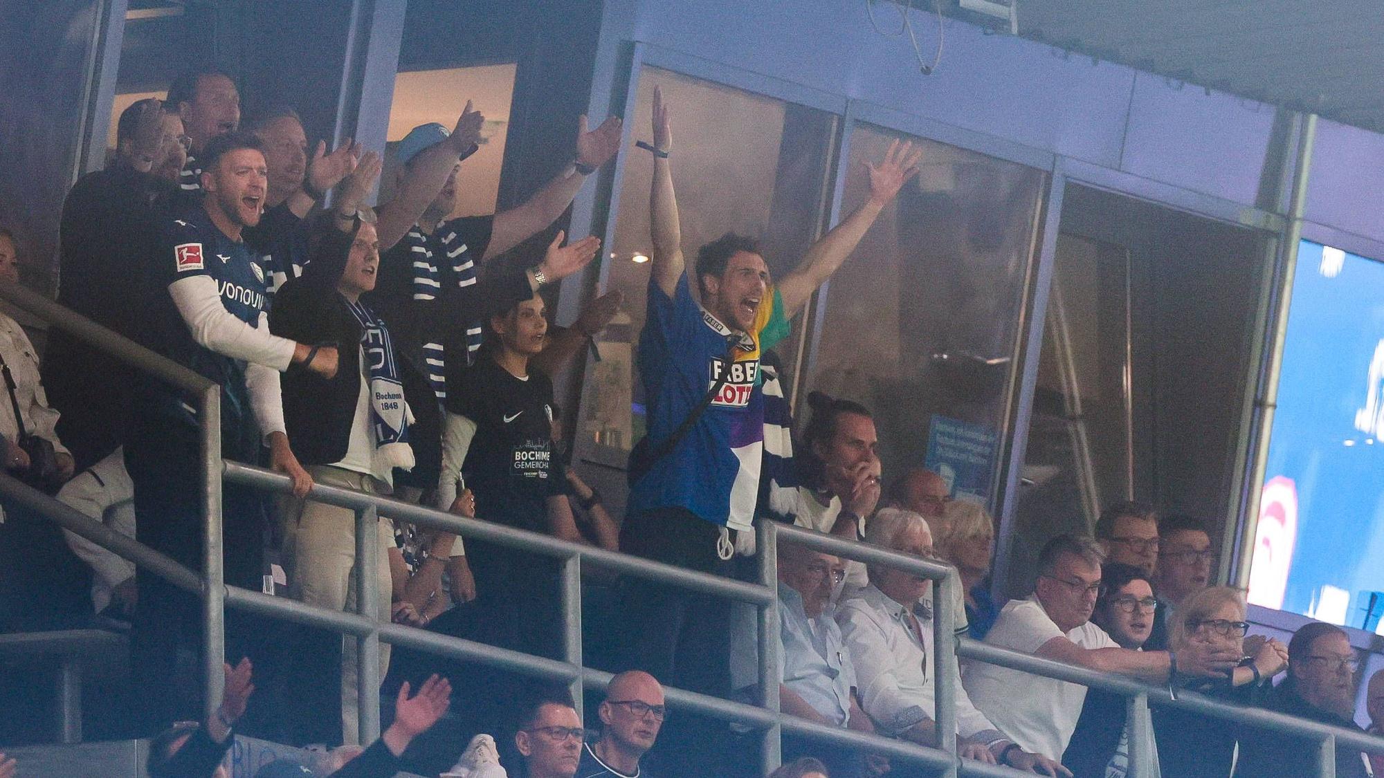 Leon Goretzka vom FC Bayern München schaut sich das Spiel des VfL Bochum an im Trikot an und leidet mit.