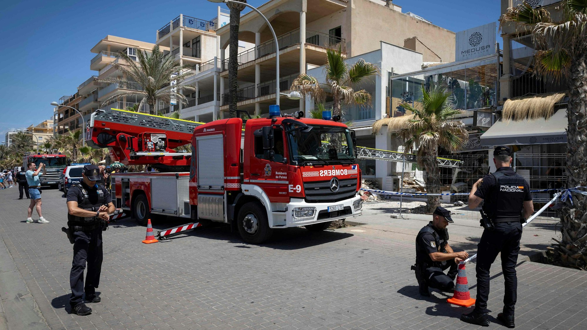 Feuerwehrleute und Polizisten an der eingestürzten Medusa Bar auf Mallorca, wo vier Leute gestorben sind.
