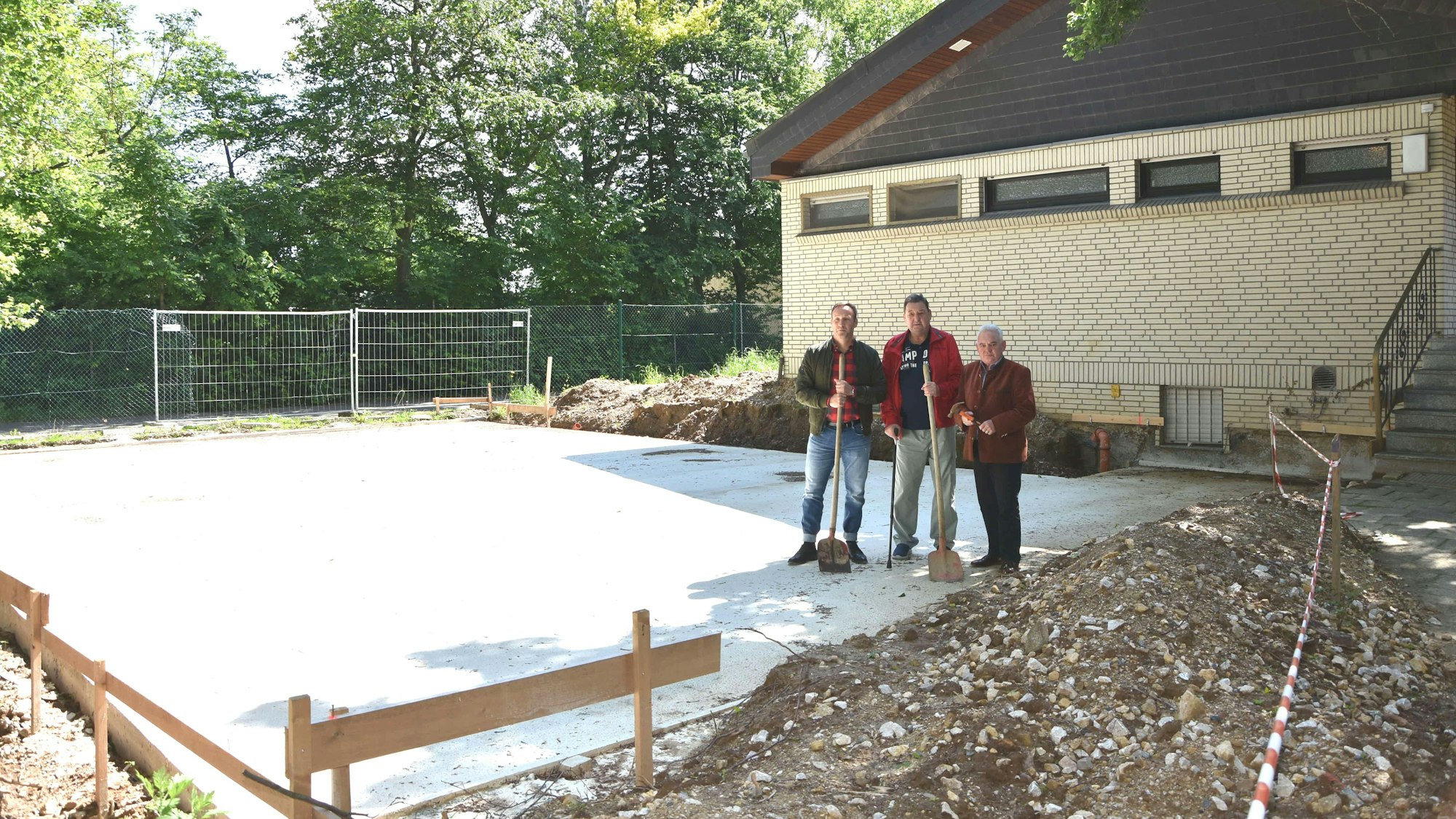 Auf der Baustelle für die ASG-Geschäftsstelle samt Kursraum erläuterten (v.l.) Andreas Heller, Gerd Schnack und Harald Könen die Baupläne.