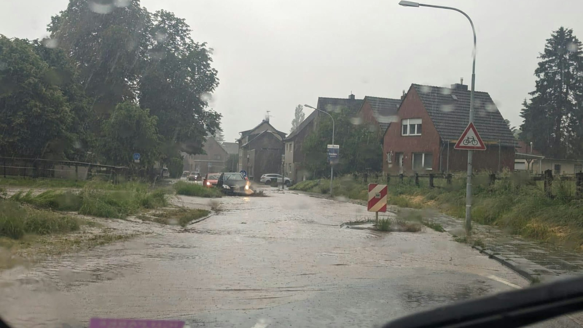 Auf dem Foto ist eine überschwemmte Straße zu sehen.