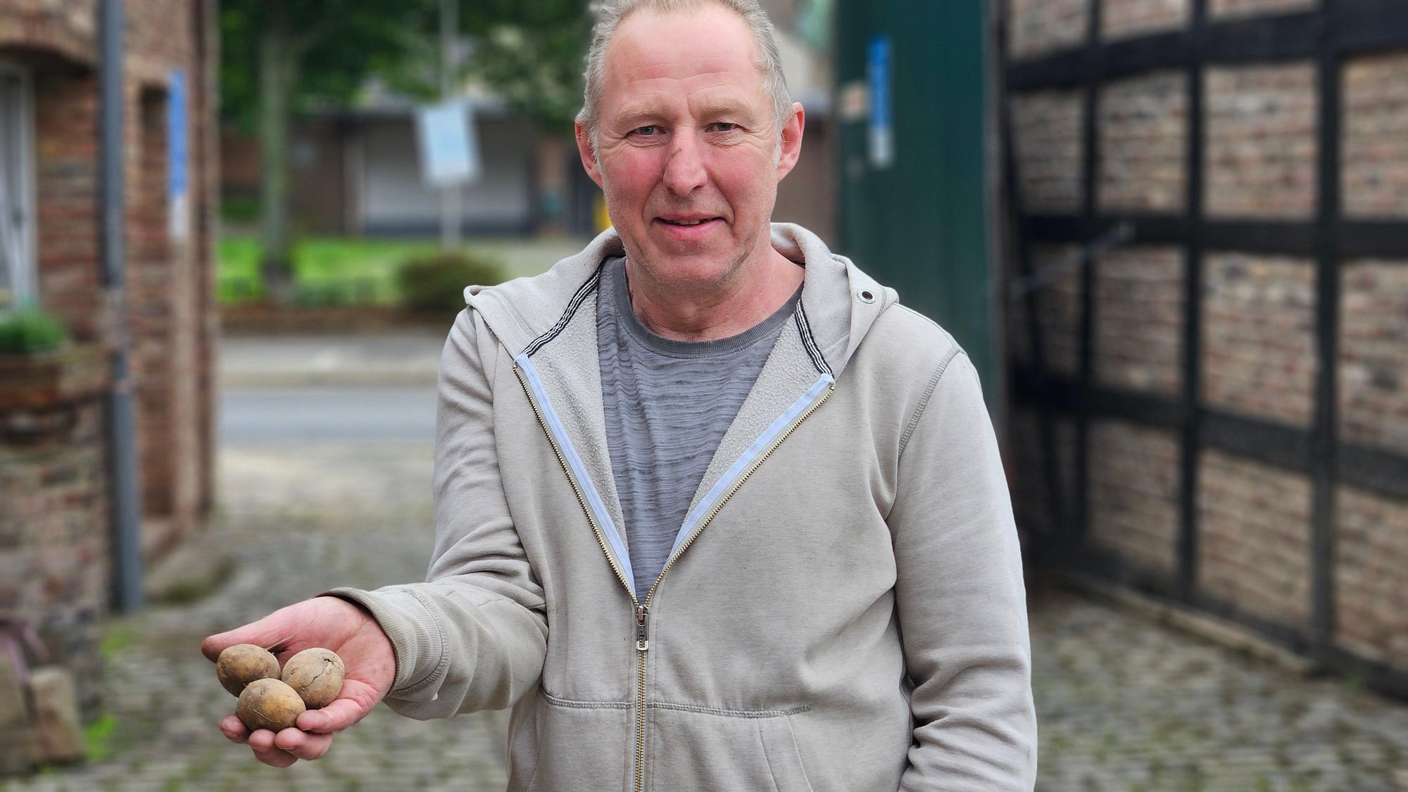 René Hergenröther fand Kartoffeln, die von einem Feld auf seinen Hof in der Ortsmitte gespült worden waren