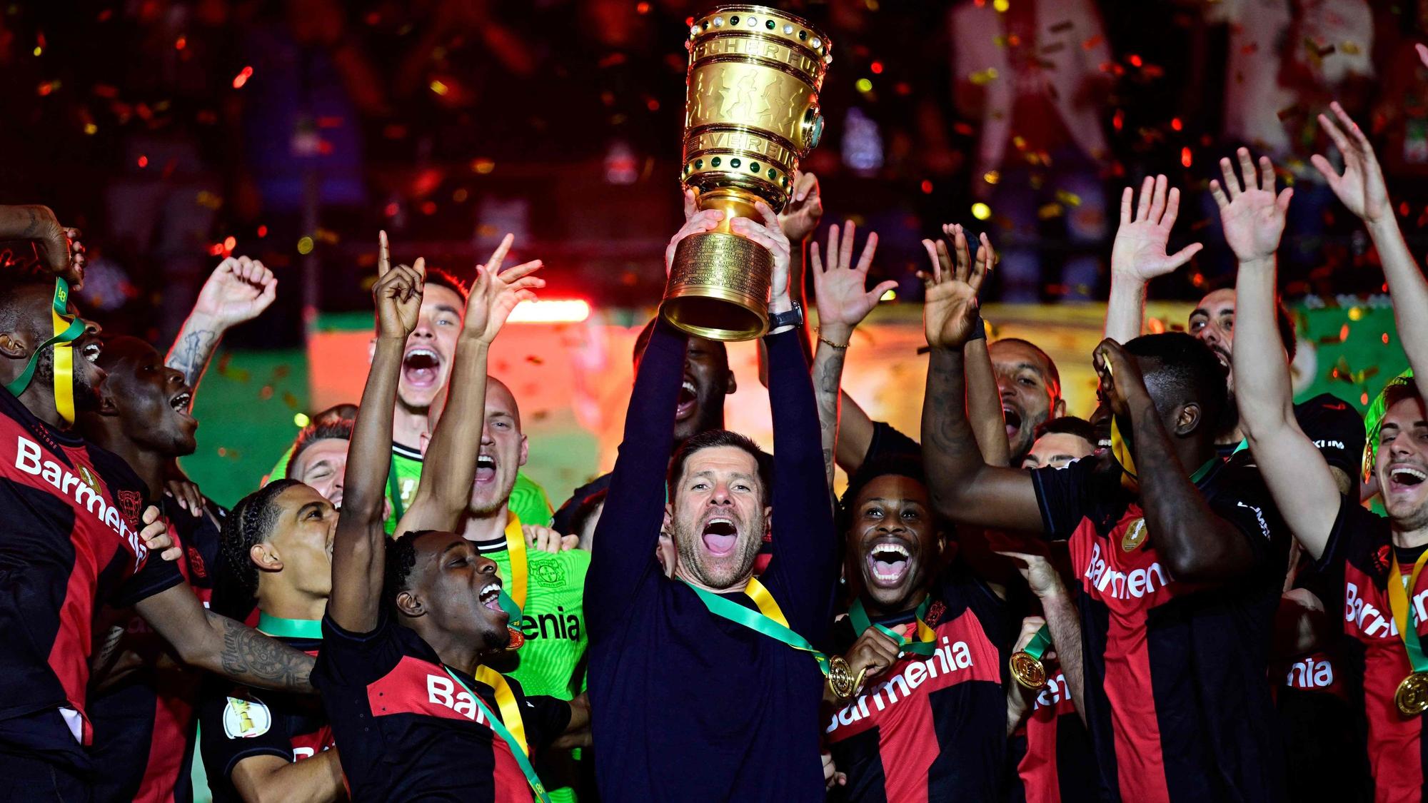 Pokalsieg: Bayer Leverkusen Trainer Xabi Alonso hebt das Objekt der Begierde in den Berliner Himmel.