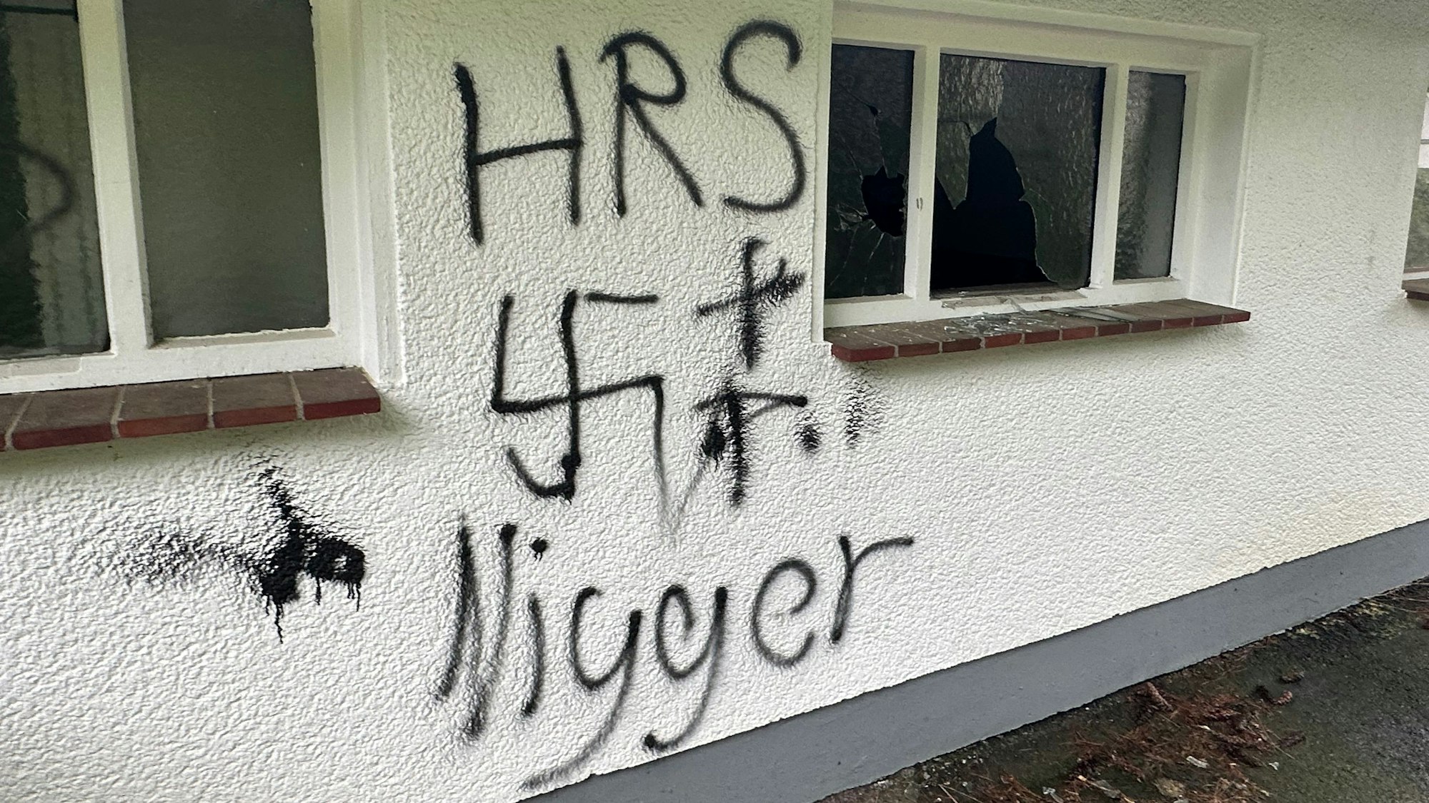 An den Wänden seines Lagergebäudes am Talweg in Waldbröl hat der Geschäftsmann Michael Kappenstein mehrere Schmierereien, darunter auch ein Hakenkreuz, entdeckt.