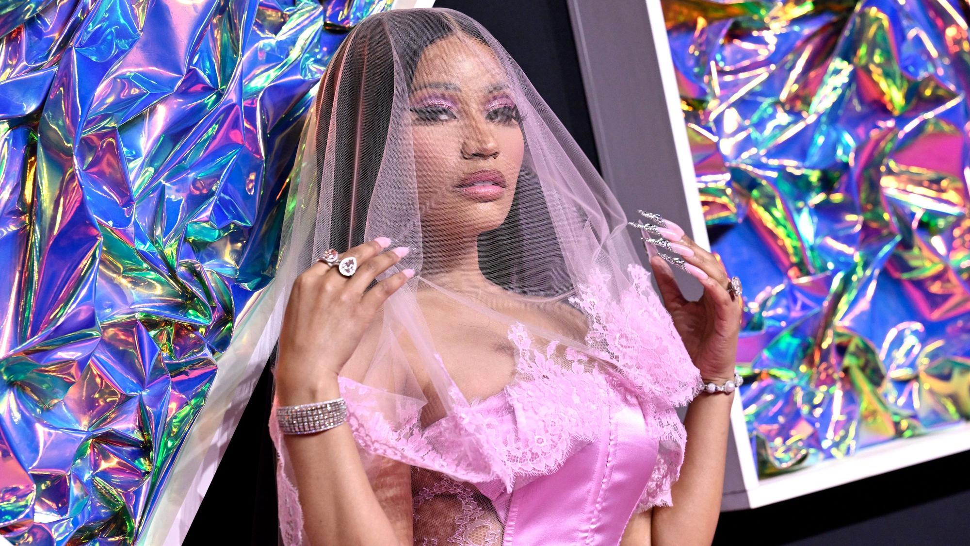 ARCHIV - 12.09.2023, USA, Newark: Nicki Minaj kommt zu den MTV Video Music Awards im Prudential Center. Minaj war mit einem Privatflugzeug unterwegs und in Amsterdam zwischengelandet. (zu dpa: «Polizei stoppt Rapperin Nicki Minaj am Flughafen in Amsterdam») Foto: Evan Agostini/Invision/AP/dpa +++ dpa-Bildfunk +++