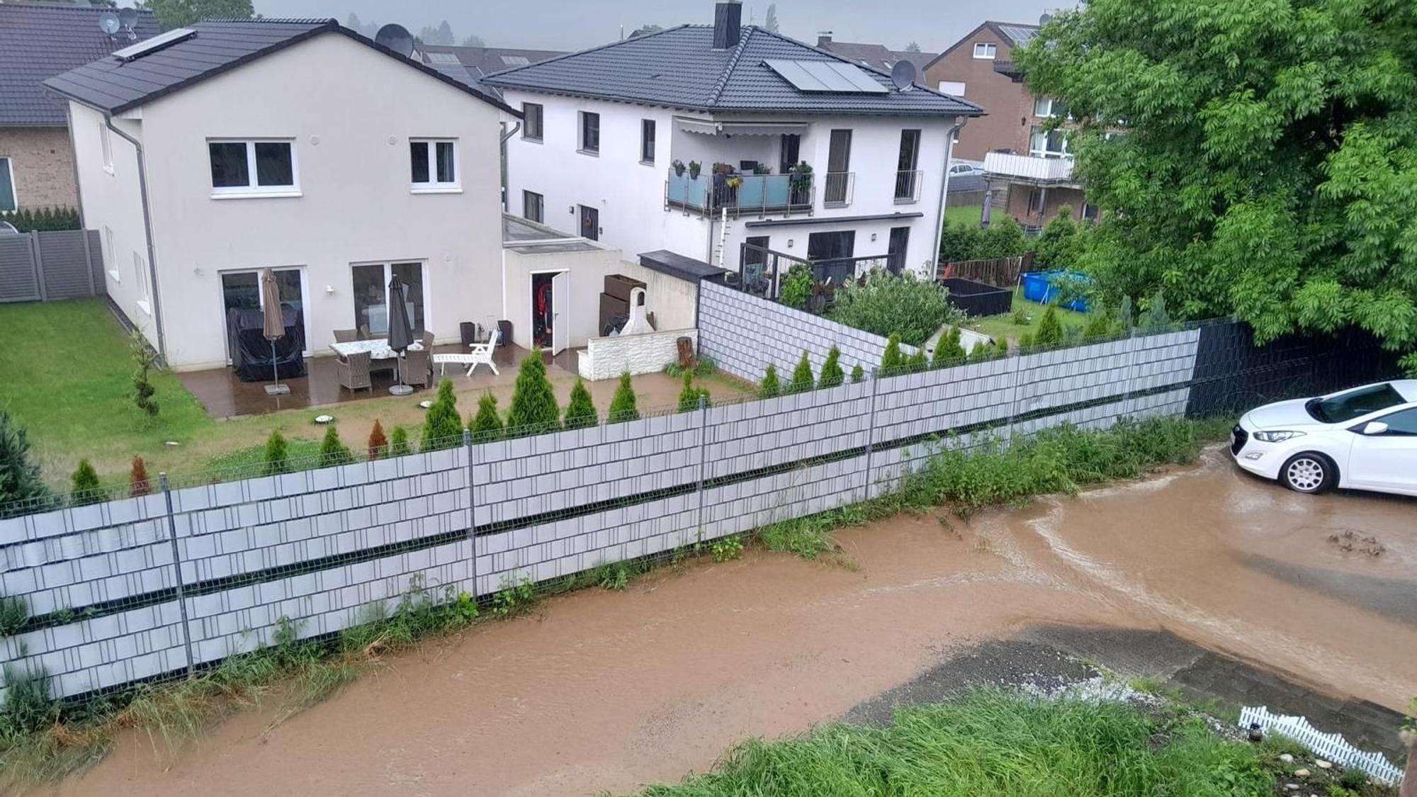 Das Wasser strömte über die Straße Zum Großen Ahr genau auf das Haus von Justyna Mazurkiewicz zu.