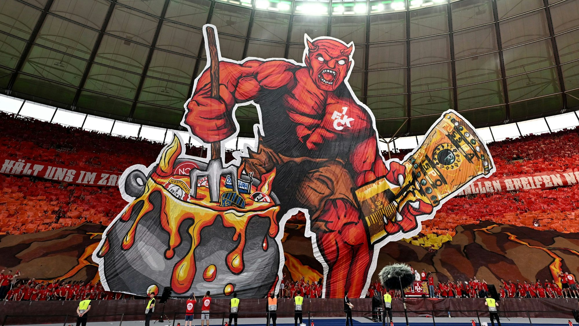 Choreografie der Fans von Kaiserslautern kurz vor Spielbeginn.