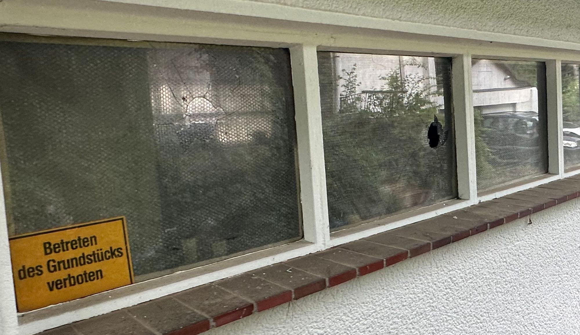 Mit drei großen Kieselsteinen haben Unbekannte Scheiben an dem Lagerhaus zerstört und auch im Inneren des Gebäudes Schaden angerichtet.