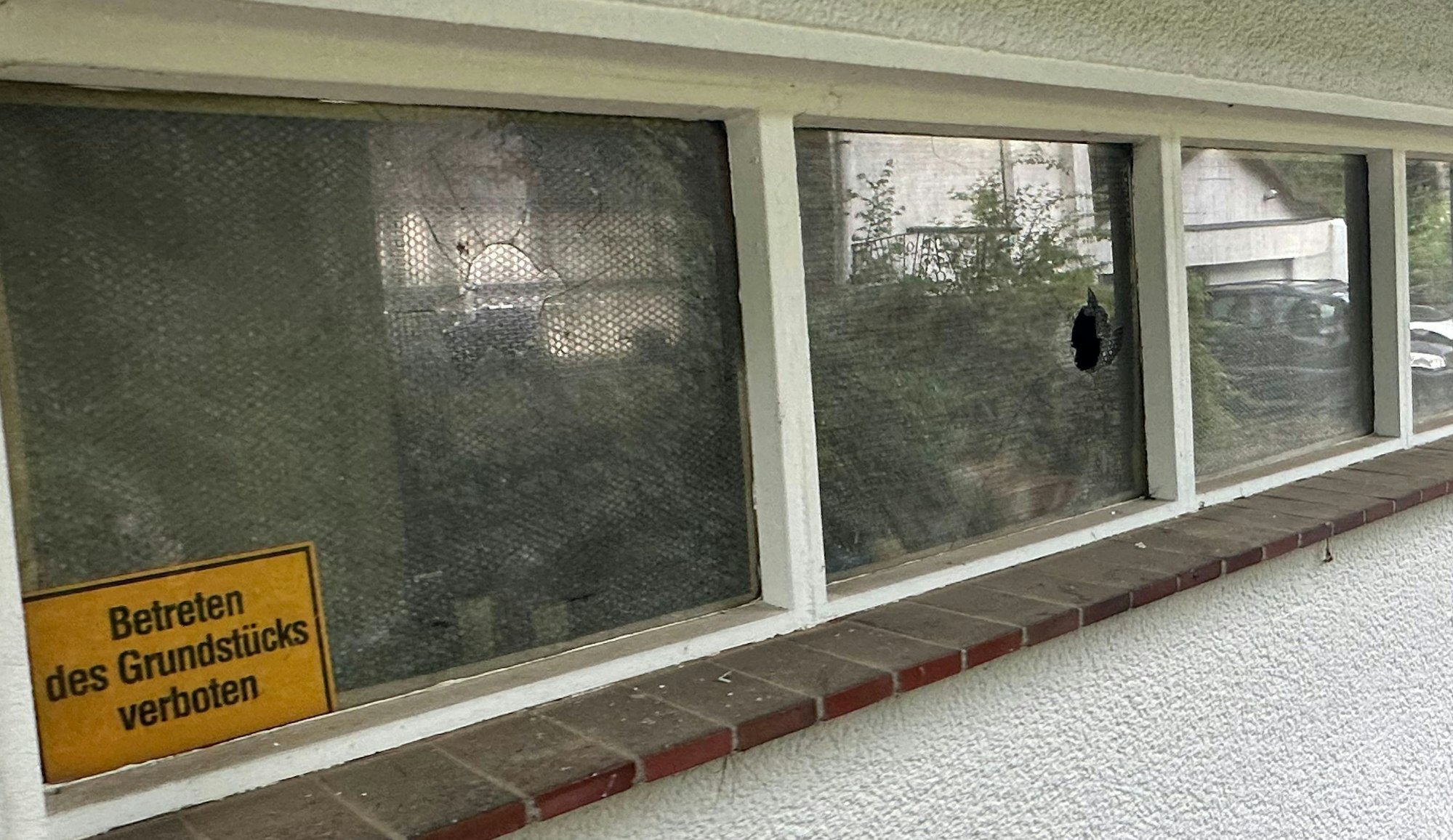 Mit drei großen Kieselsteinen haben Unbekannte Scheiben an dem Lagerhaus zerstört und auch im Inneren des Gebäudes Schaden angerichtet.