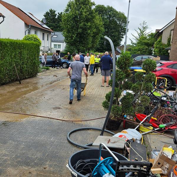 Nach der Überschwemmung in Büsdorf machten sich die Bewohner an die Aufräumarbeiten.