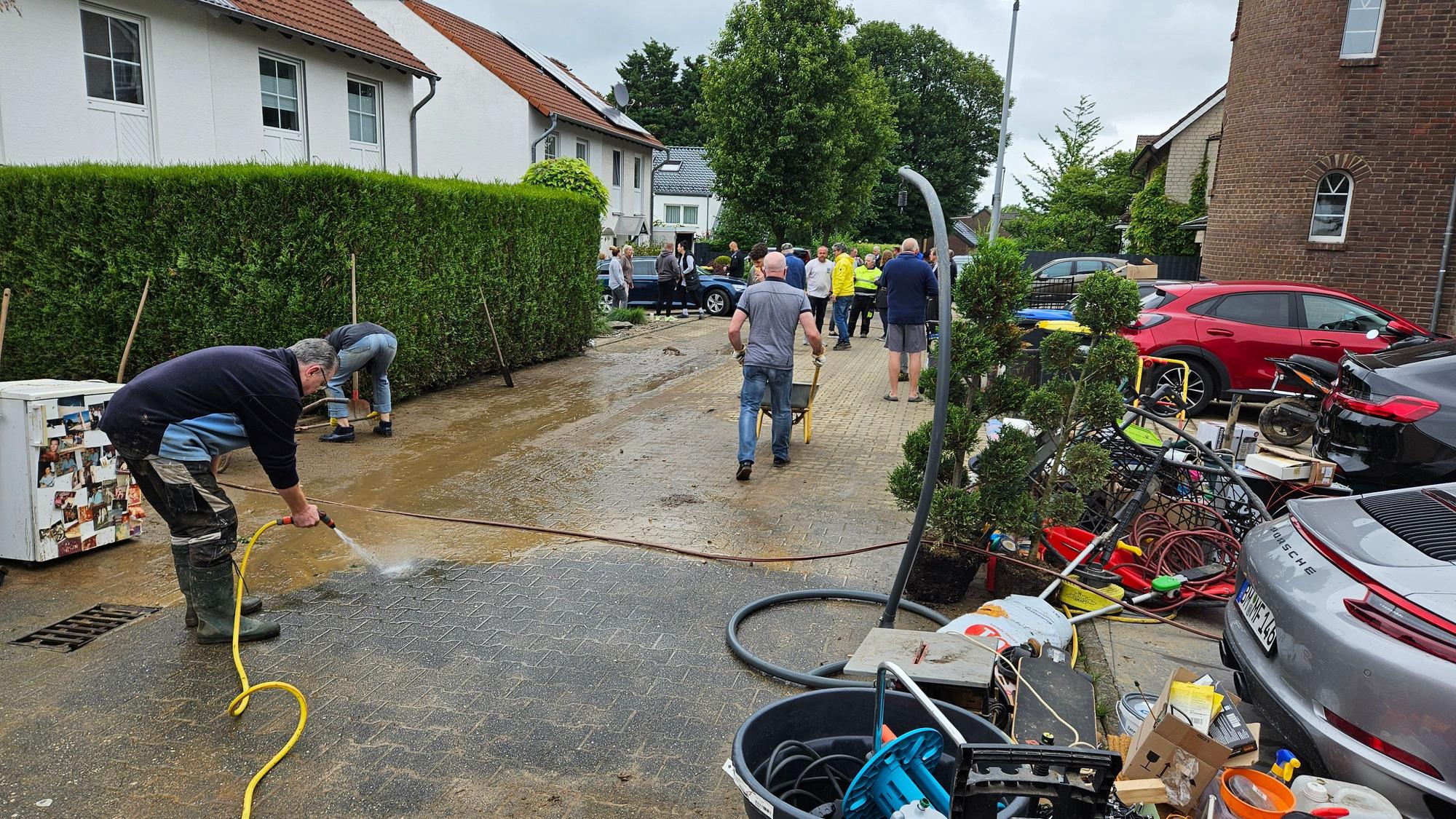 Nach der Überschwemmung in Büsdorf machten sich die Bewohner an die Aufräumarbeiten.