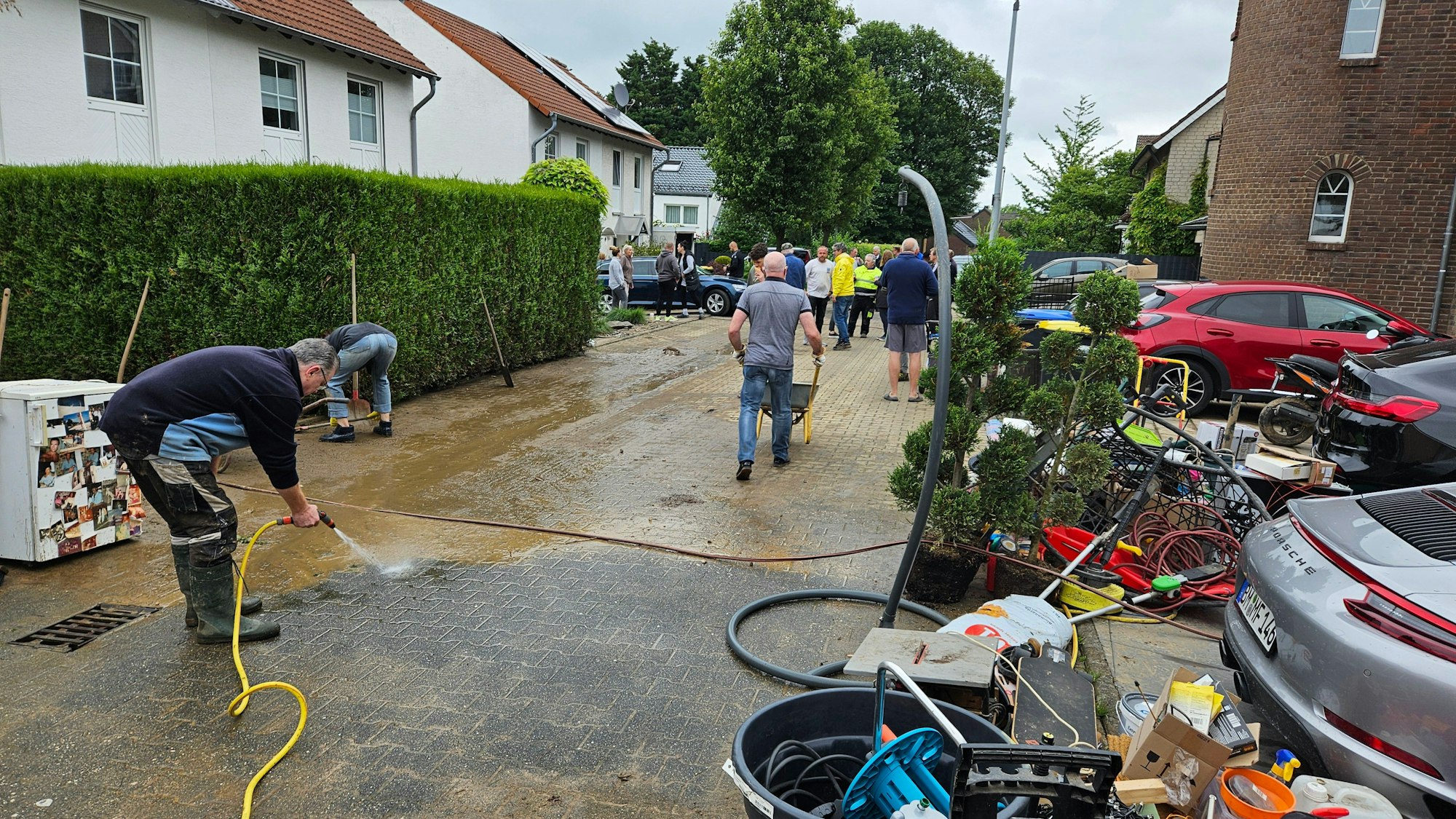 Nach der Überschwemmung in Büsdorf machten sich die Bewohner an die Aufräumarbeiten.