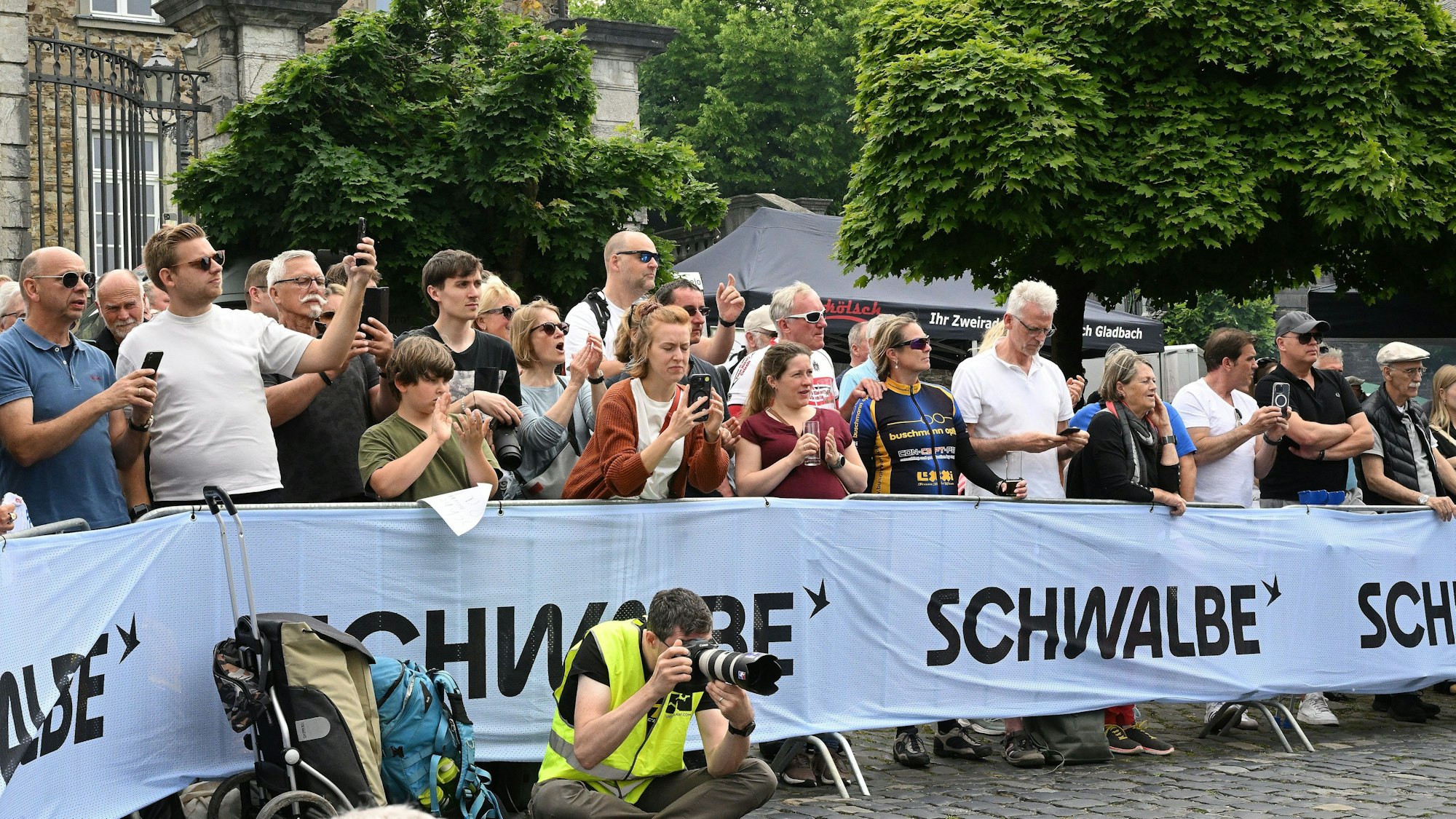 Tausende Schaulustige verfolgten das Geschehen an der Strecke des Radrennens „Rund um Köln“ in Bensberg. Es zog Interessierte von nah und fern an.