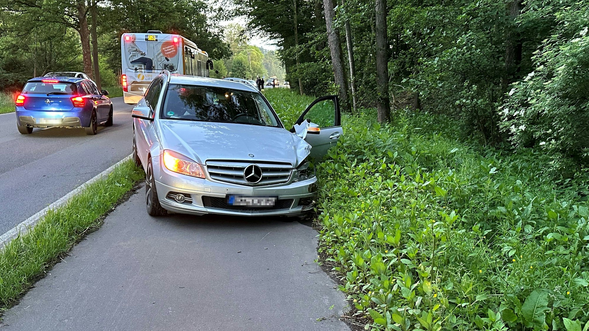 Bei einem missglückten Überholmanöver wurden auf der B478 zwei Menschen verletzt.