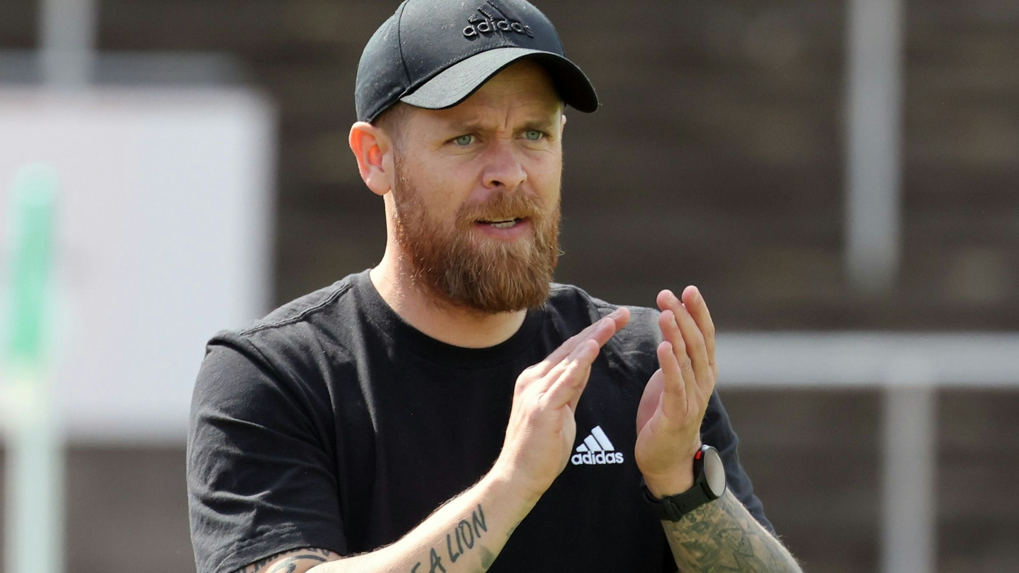 Trainer Mike Wunderlich klatscht in die Hände