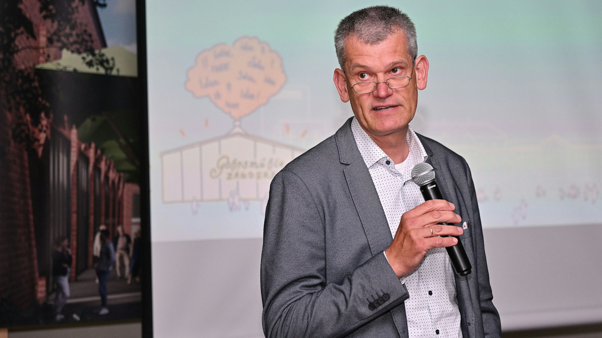 Insolvenzverwalter Dr. Marc d'Avoine spricht in ein Mikrofon.