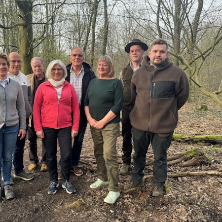 Naturschutzwächterinnen und -wächter des Rheinisch-Bergischen Rheinisch-Bergischen Kreises stehen im Wald.