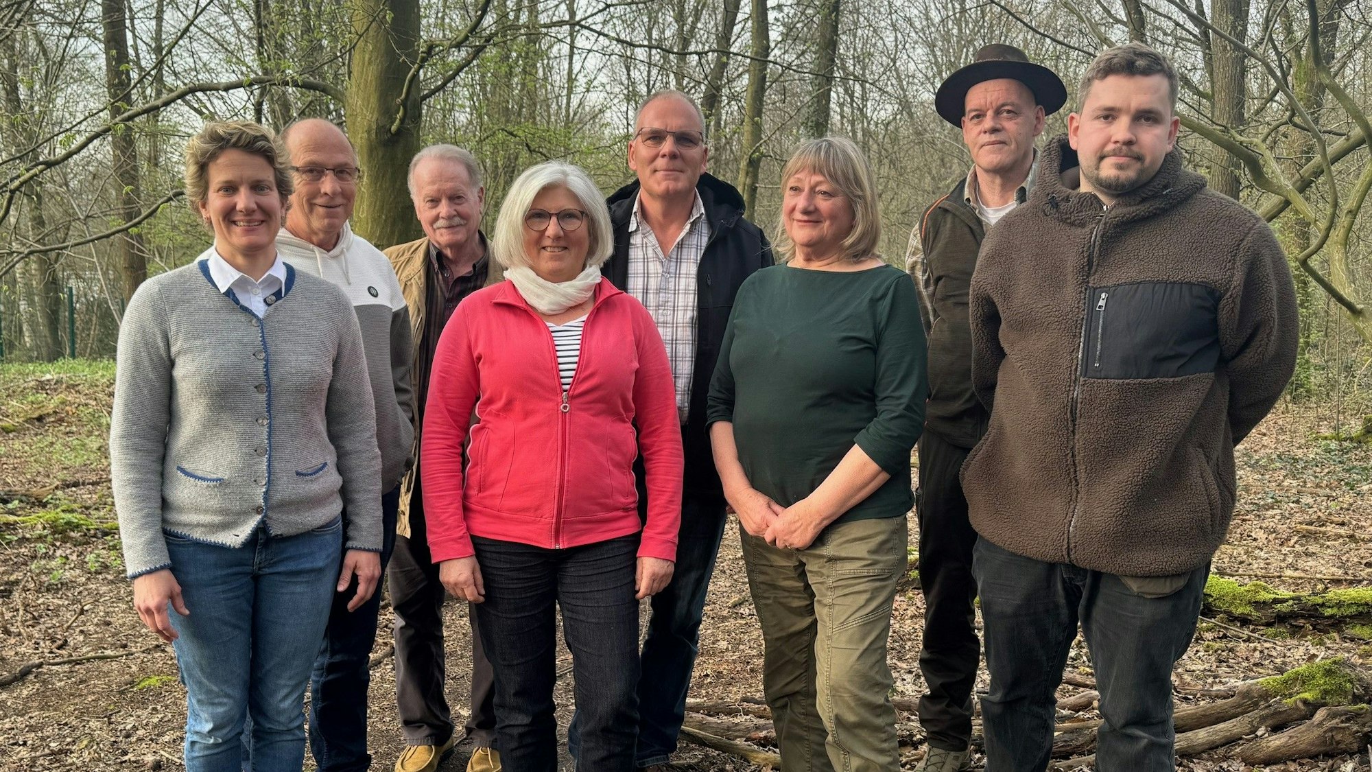 Naturschutzwächterinnen und -wächter des Rheinisch-Bergischen Rheinisch-Bergischen Kreises stehen im Wald.