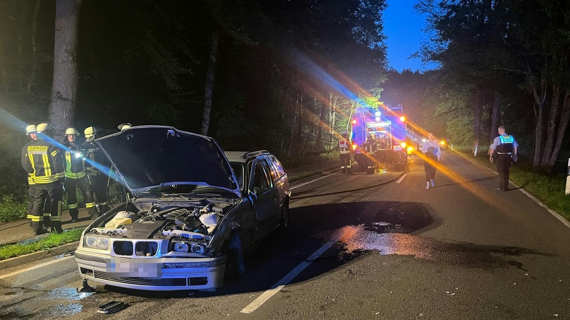 Die Brölstraße in Ruppichteroth blieb im Bereich der Unfallstelle für rund drei Stunden gesperrt.