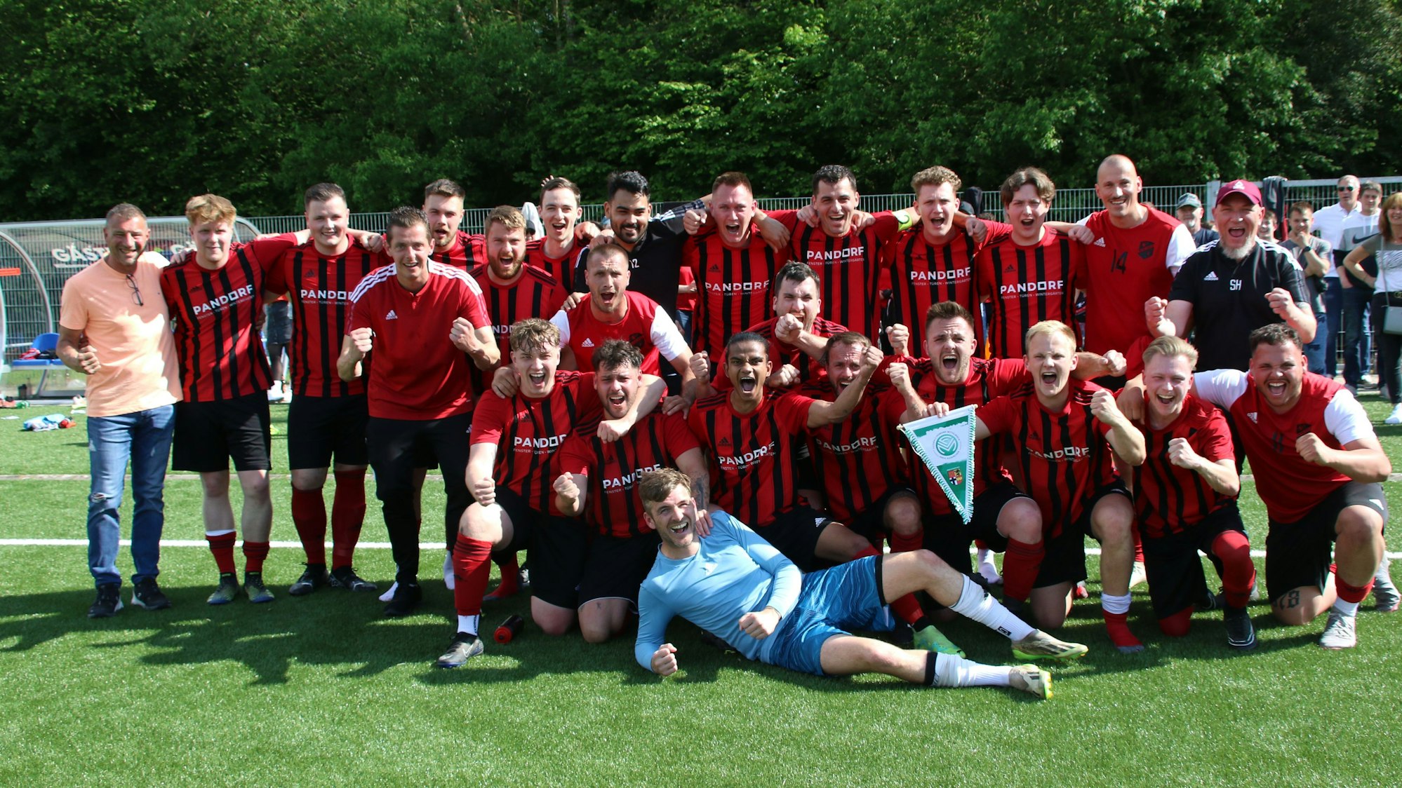 Fußballer jubeln über den Aufstieg.