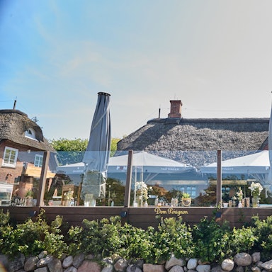 24.05.2024, Schleswig-Holstein, Sylt: Blick auf das Lokal «Pony» in Kampen. Die Polizei prüft ein Video mit rassistischem Gegröle vor dem Sylter Lokal. Seit Donnerstagabend wird ein kurzer Video-Clip zigfach in den sozialen Medien geteilt, junge Gäste einer Party grölen zu einem Pop-Hit rassistische Parolen, ein Mann macht eine Geste, die an den Hitlergruß denken lässt. Der Staatsschutz ermittelt, Politikerinnen und Politiker äußern sich schockiert, der Betreiber der bekannten Bar, in der die Party stattfand, distanziert sich. Foto: Georg Wendt/dpa - ACHTUNG: Person(en) wurde(n) aus rechtlichen Gründen gepixelt +++ dpa-Bildfunk +++