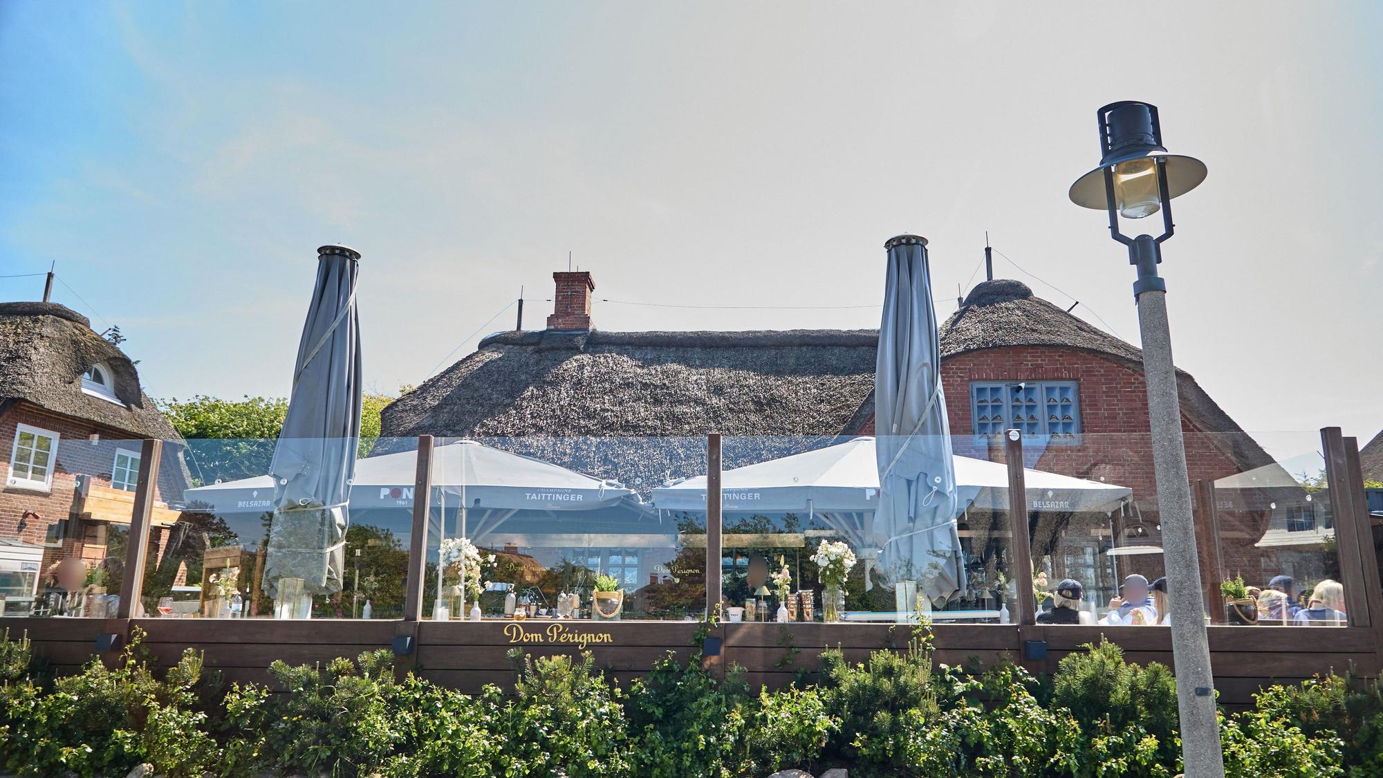 24.05.2024, Schleswig-Holstein, Sylt: Blick auf das Lokal «Pony» in Kampen. Die Polizei prüft ein Video mit rassistischem Gegröle vor dem Sylter Lokal. Seit Donnerstagabend wird ein kurzer Video-Clip zigfach in den sozialen Medien geteilt, junge Gäste einer Party grölen zu einem Pop-Hit rassistische Parolen, ein Mann macht eine Geste, die an den Hitlergruß denken lässt. Der Staatsschutz ermittelt, Politikerinnen und Politiker äußern sich schockiert, der Betreiber der bekannten Bar, in der die Party stattfand, distanziert sich. Foto: Georg Wendt/dpa - ACHTUNG: Person(en) wurde(n) aus rechtlichen Gründen gepixelt +++ dpa-Bildfunk +++