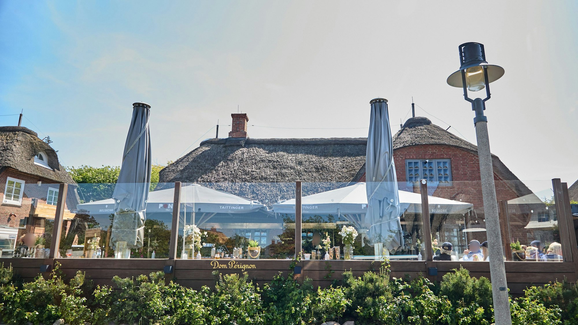24.05.2024, Schleswig-Holstein, Sylt: Blick auf das Lokal «Pony» in Kampen. Die Polizei prüft ein Video mit rassistischem Gegröle vor dem Sylter Lokal. Seit Donnerstagabend wird ein kurzer Video-Clip zigfach in den sozialen Medien geteilt, junge Gäste einer Party grölen zu einem Pop-Hit rassistische Parolen, ein Mann macht eine Geste, die an den Hitlergruß denken lässt. Der Staatsschutz ermittelt, Politikerinnen und Politiker äußern sich schockiert, der Betreiber der bekannten Bar, in der die Party stattfand, distanziert sich. Foto: Georg Wendt/dpa - ACHTUNG: Person(en) wurde(n) aus rechtlichen Gründen gepixelt +++ dpa-Bildfunk +++